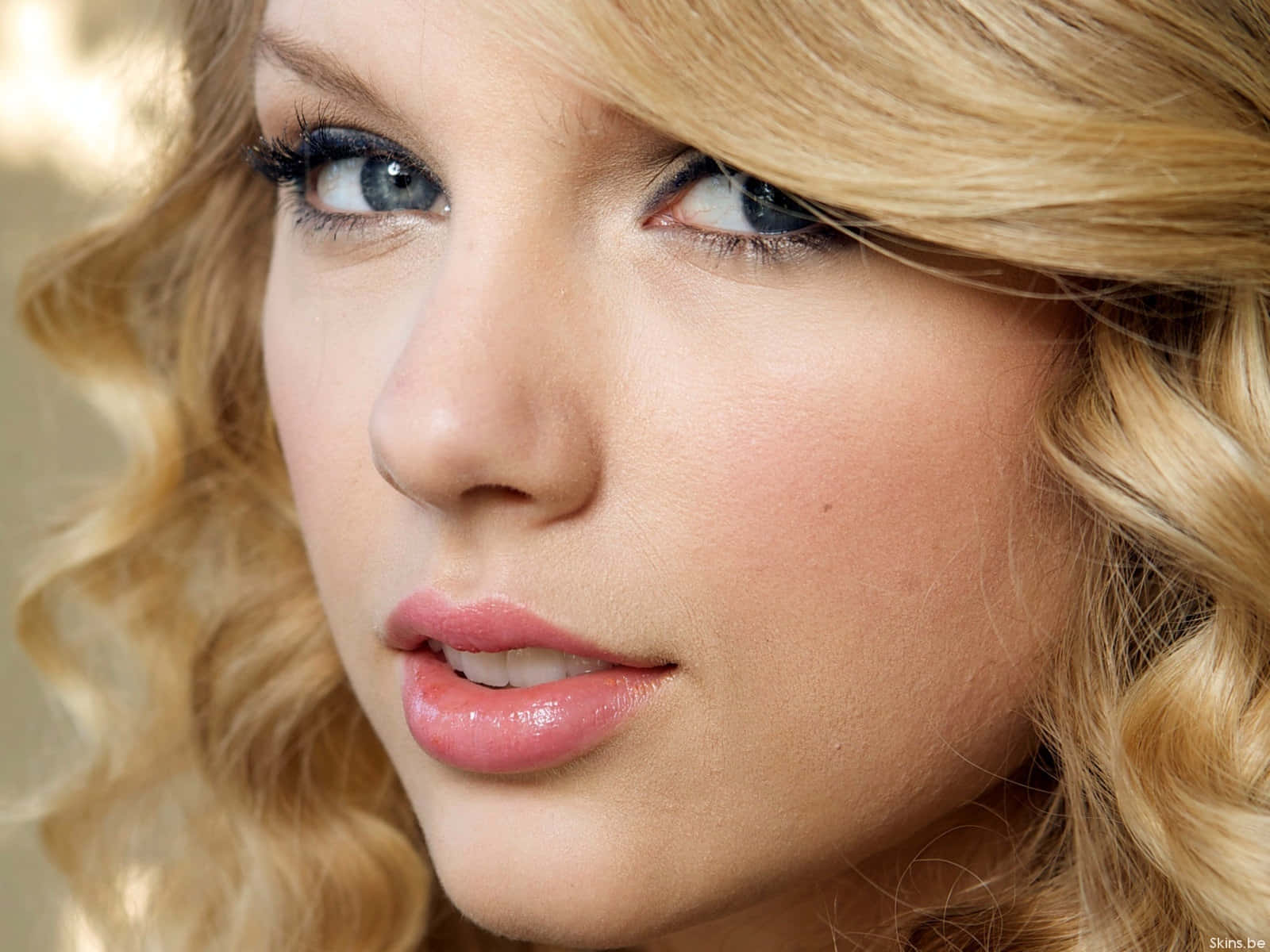 Taylor Swift deur die jare: van popsensasie tot internasionale superster Muurpapier