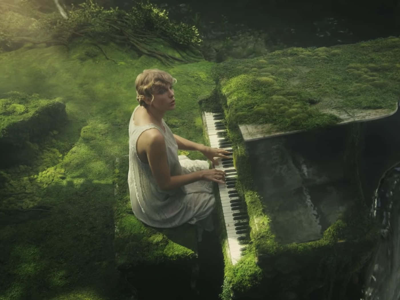 Taylor Swift Folklore speel klavier in die bos Muurpapier