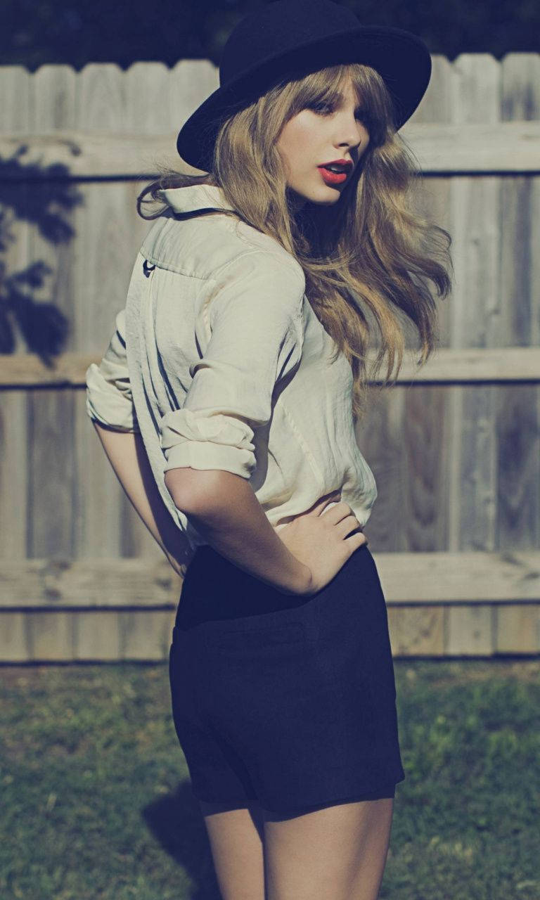 Hollywood sanger Taylor Swift in vissermanhoed HD agtergrond. — Taylor Swift Muurpapier
