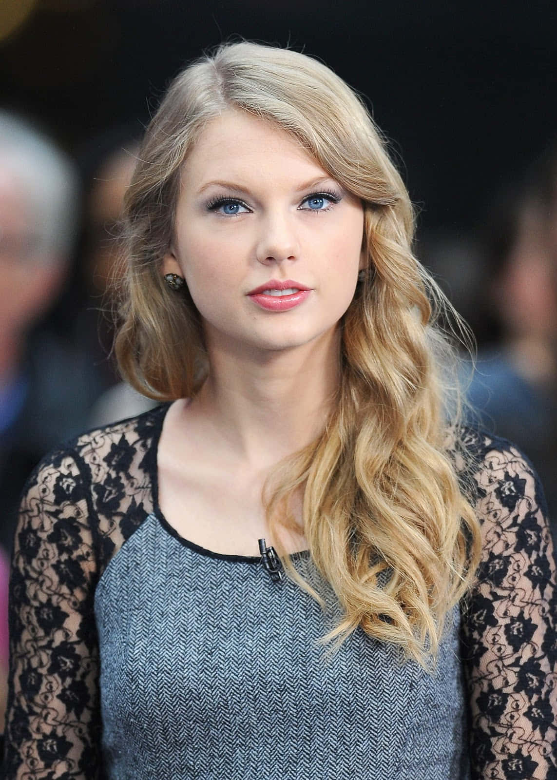 Taylor Swift glimlag terwyl sy haar nuutste album 'Lover' bevorder Muurpapier