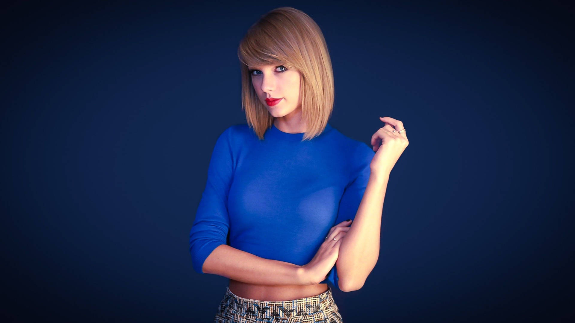 Minimalistiese Taylor Swift blou agtergrond bedekking foto. — Taylor Swift Muurpapier