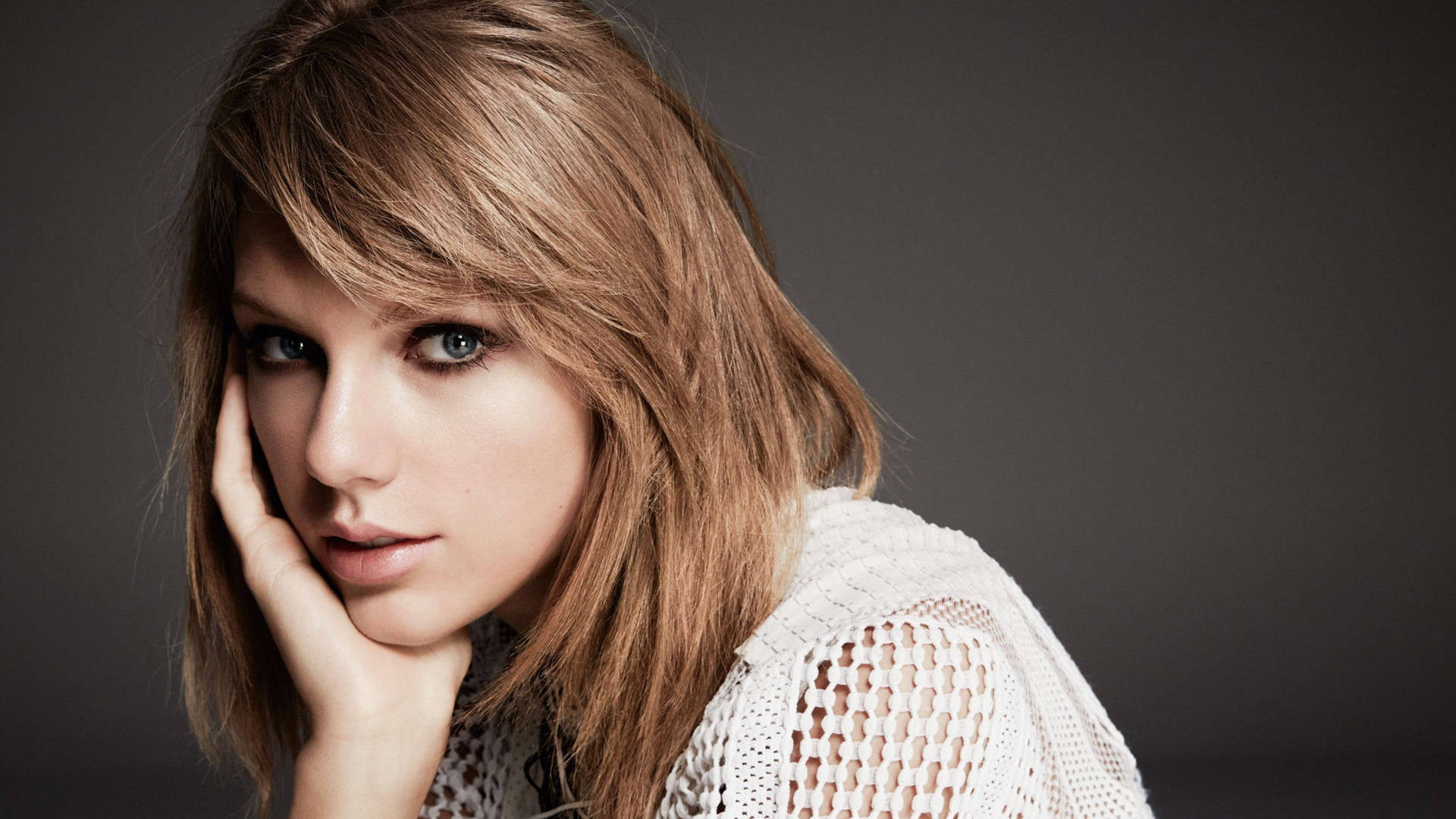 Lieflike Taylor Swift swart rookagtige oë make-up agtergrond — Taylor Swift Muurpapier