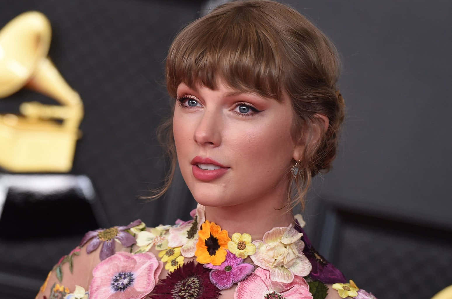 Taylor Swift in haar musiekvideo vir haar treffenner "Shake It Off" Muurpapier