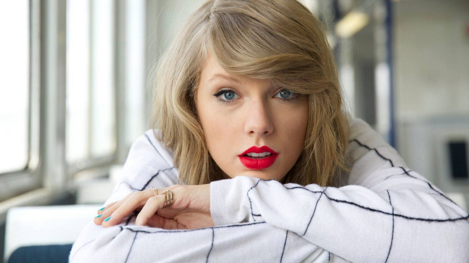 Taylor Swift ken leun op tafel agtergrondfoto. — Taylor Swift Muurpapier