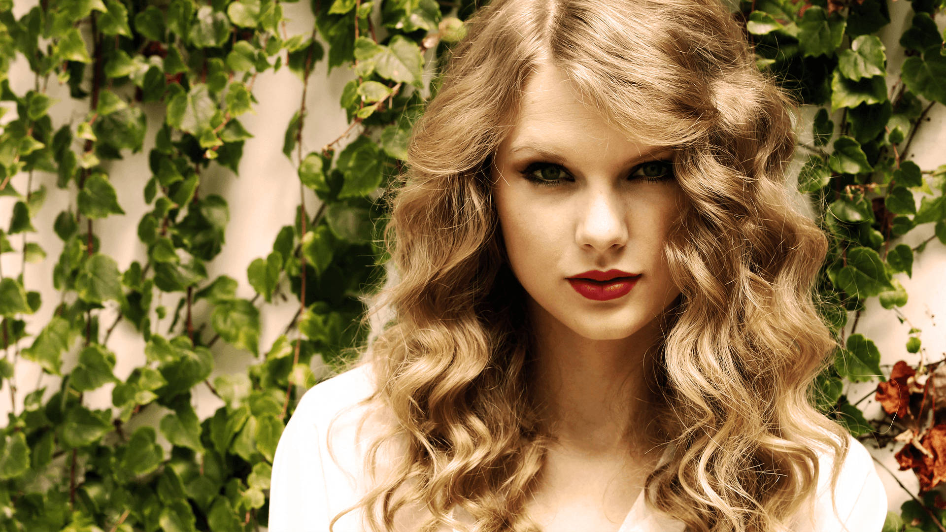 Taylor Swift natuurlik pragtige krulle HD muurpapier. — Taylor Swift Muurpapier