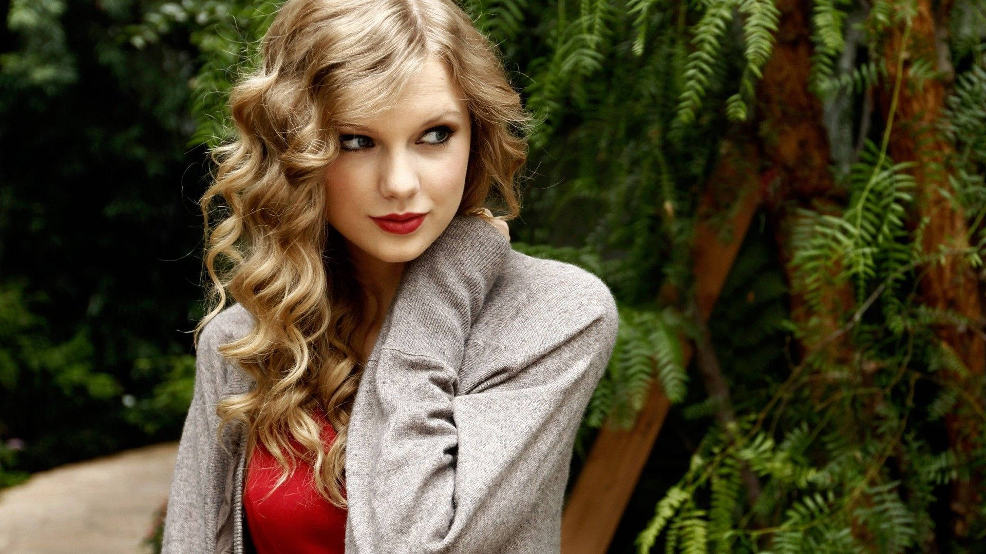 Mooi oulike krullerige Taylor Swift sywaartse blik pose muurpapier foto. — Taylor Swift Muurpapier