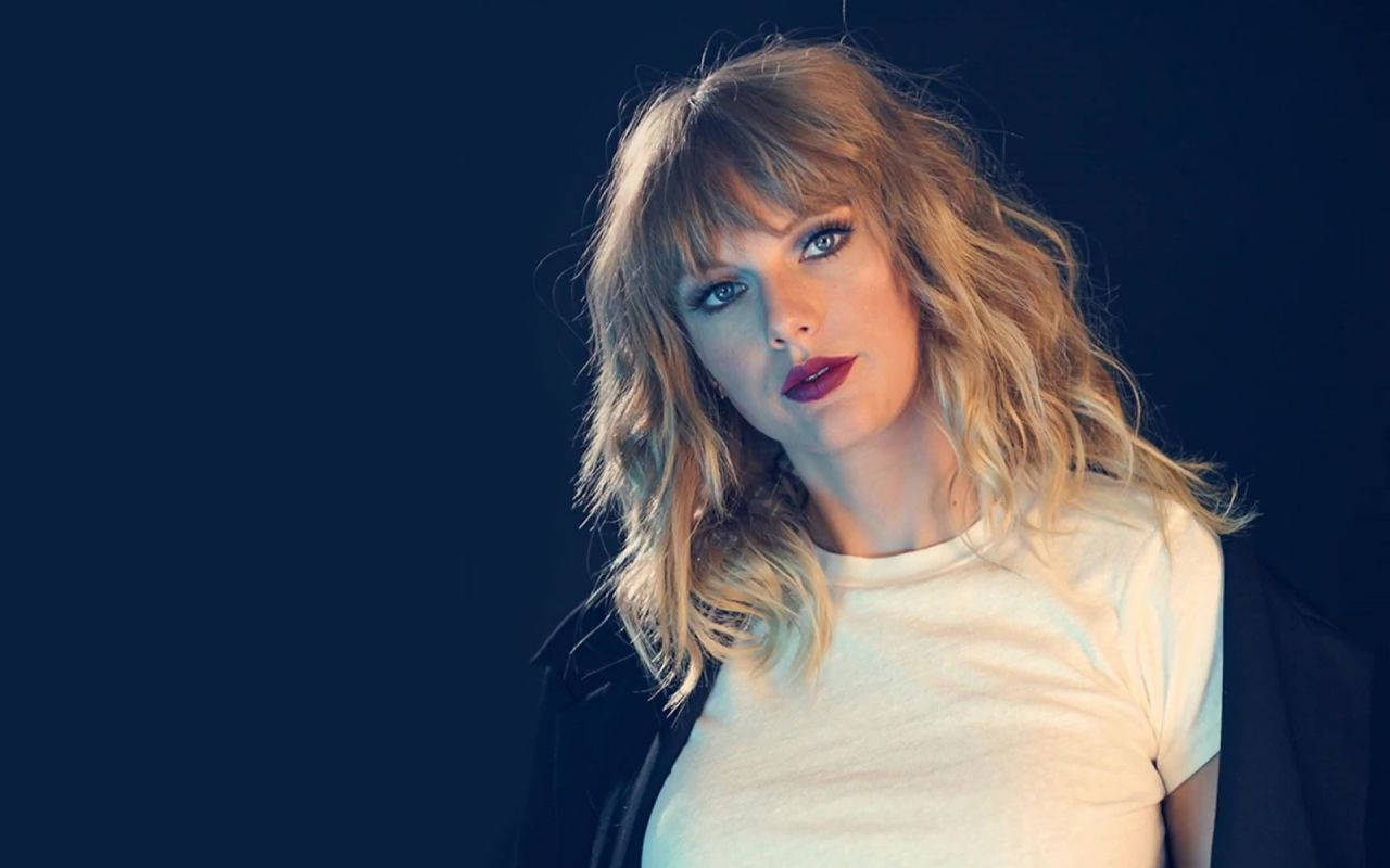 Taylor Swift eenvoudig pragtige deurmekaar hare agtergrond. — Taylor Swift Muurpapier