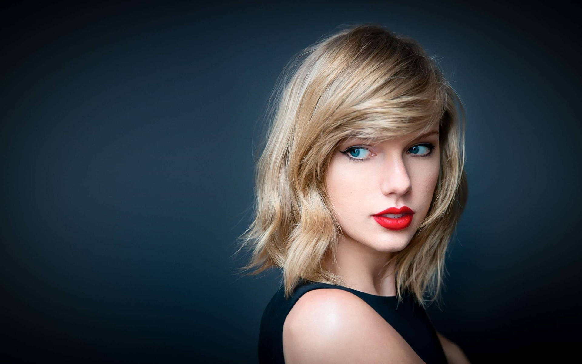 Taylor Swift pragtige blonde hare en blougroen oë agtergrond. — Taylor Swift Muurpapier