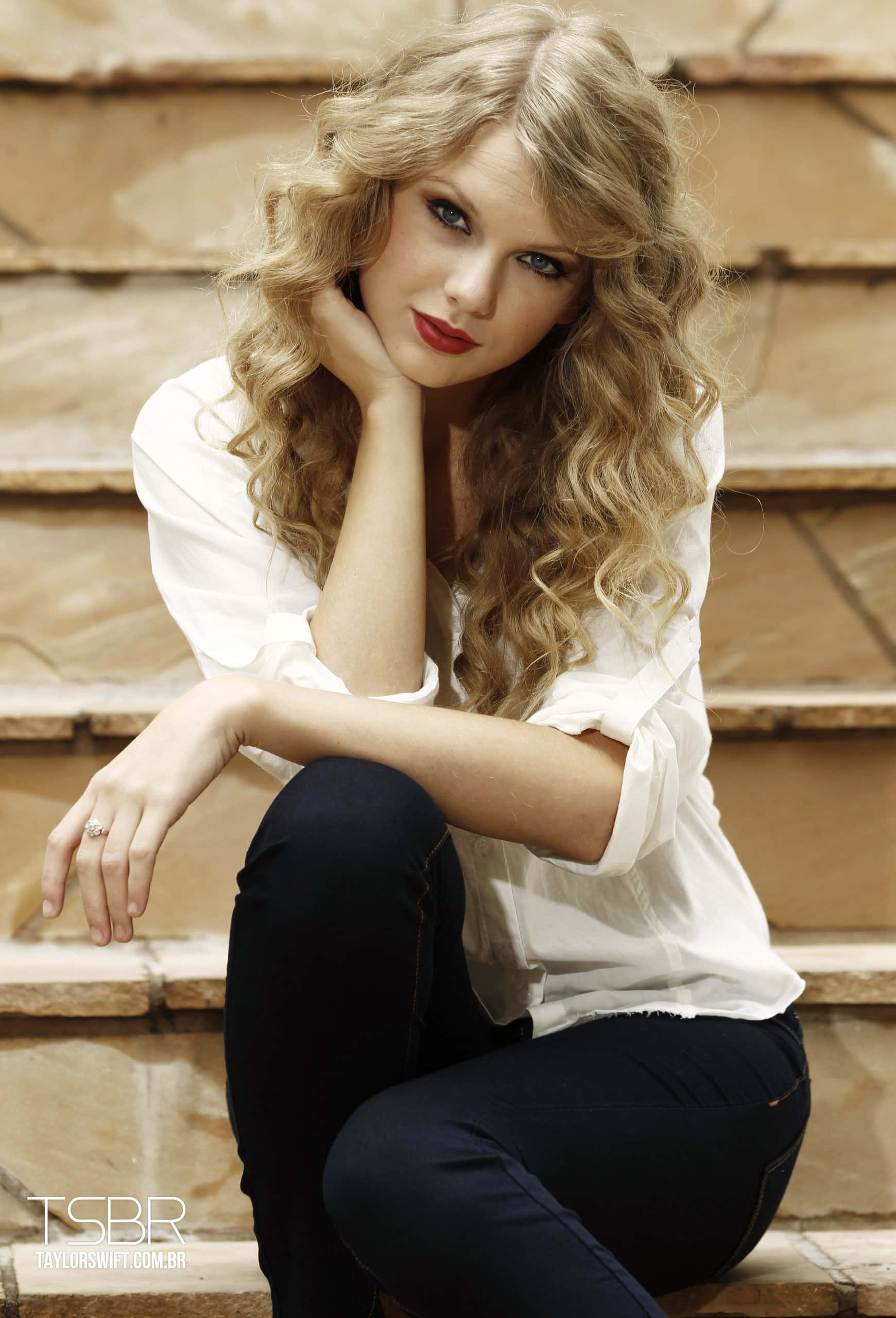 Taylor Swift sing in 'n neon oranje rok Muurpapier
