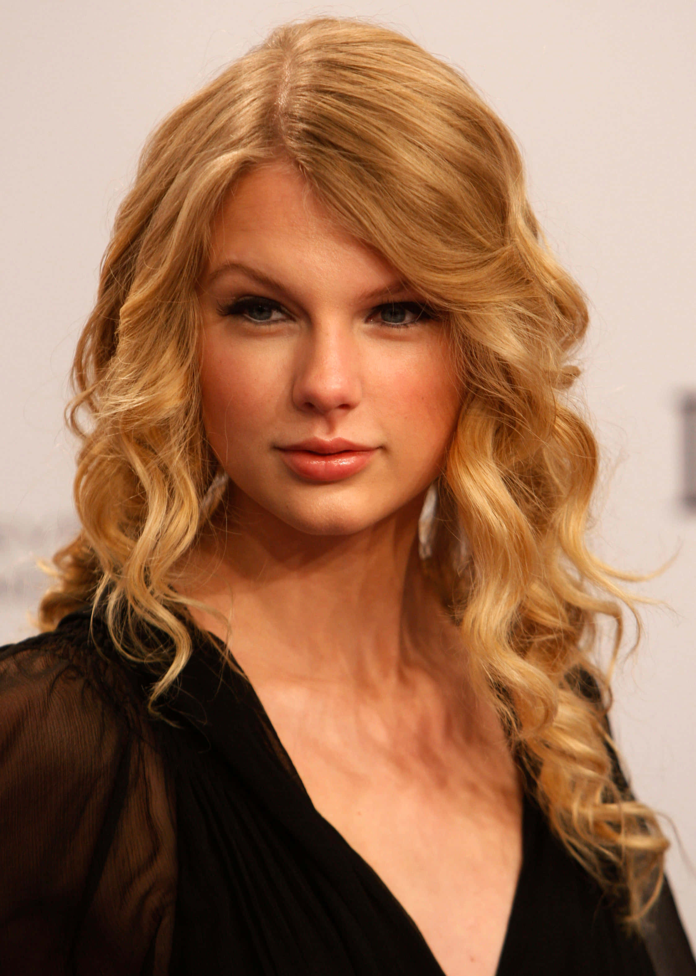 Taylor Swift sing op die verhoog tydens 'n konsert Muurpapier