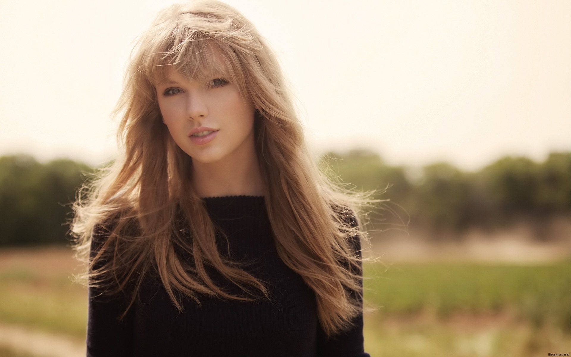 Taylor Swift musiekvideo met reguit hare en swart hemp. — Taylor Swift Muurpapier