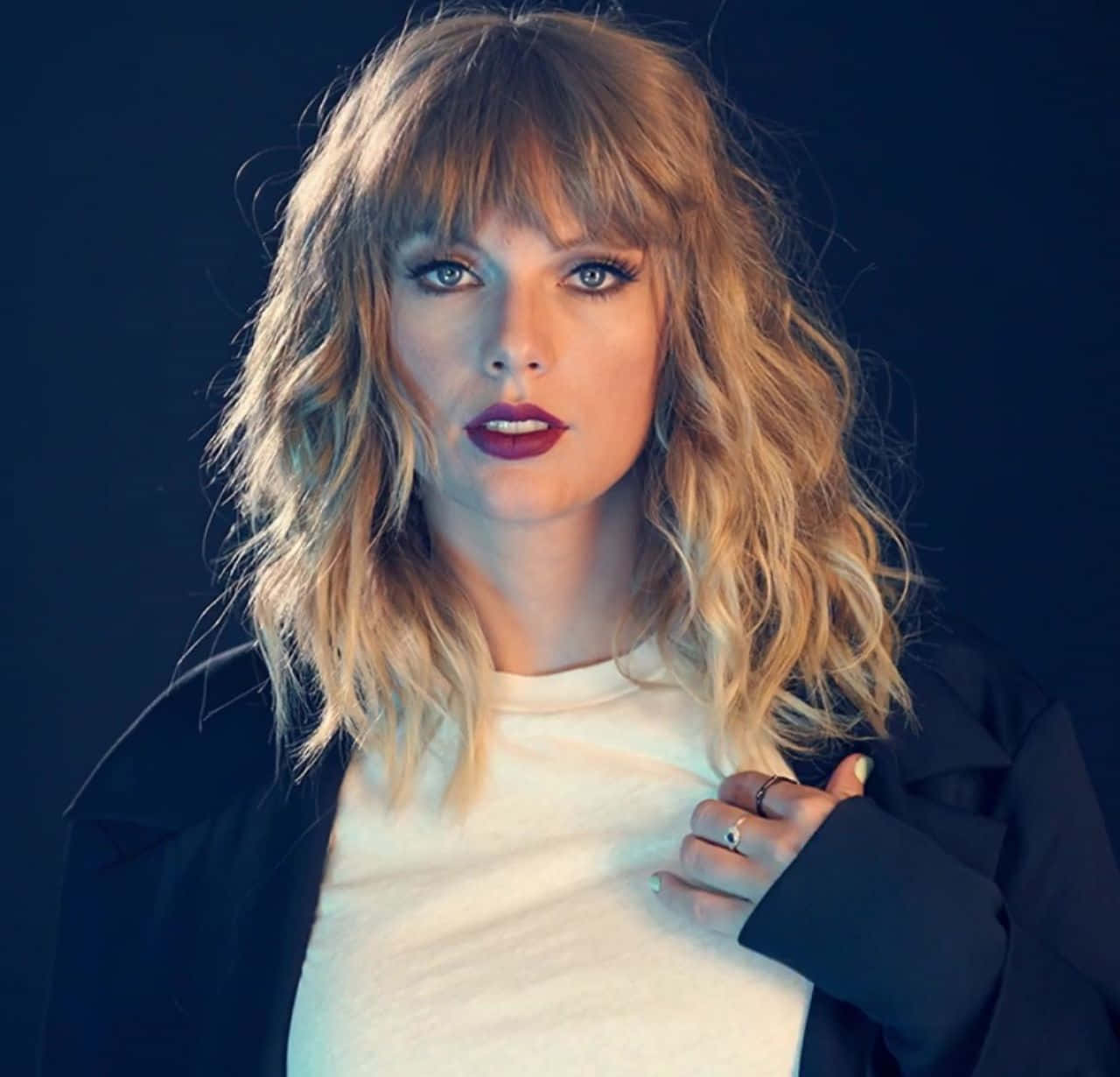 Taylor Swift wat chic lyk in haar kenmerkende styl Muurpapier