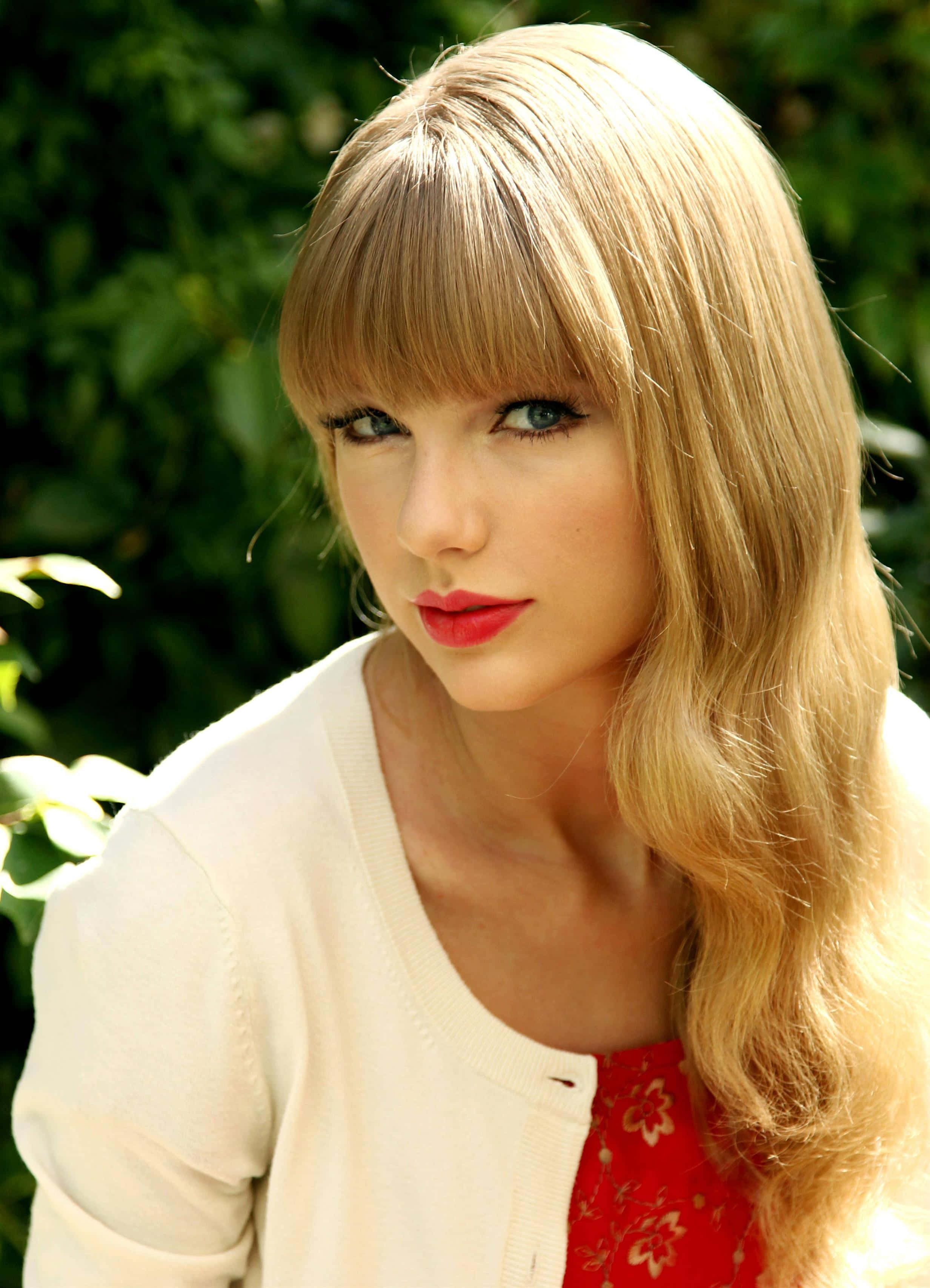 Taylor Swift wat ongelooflik lyk in 'n chique rooi rok Muurpapier