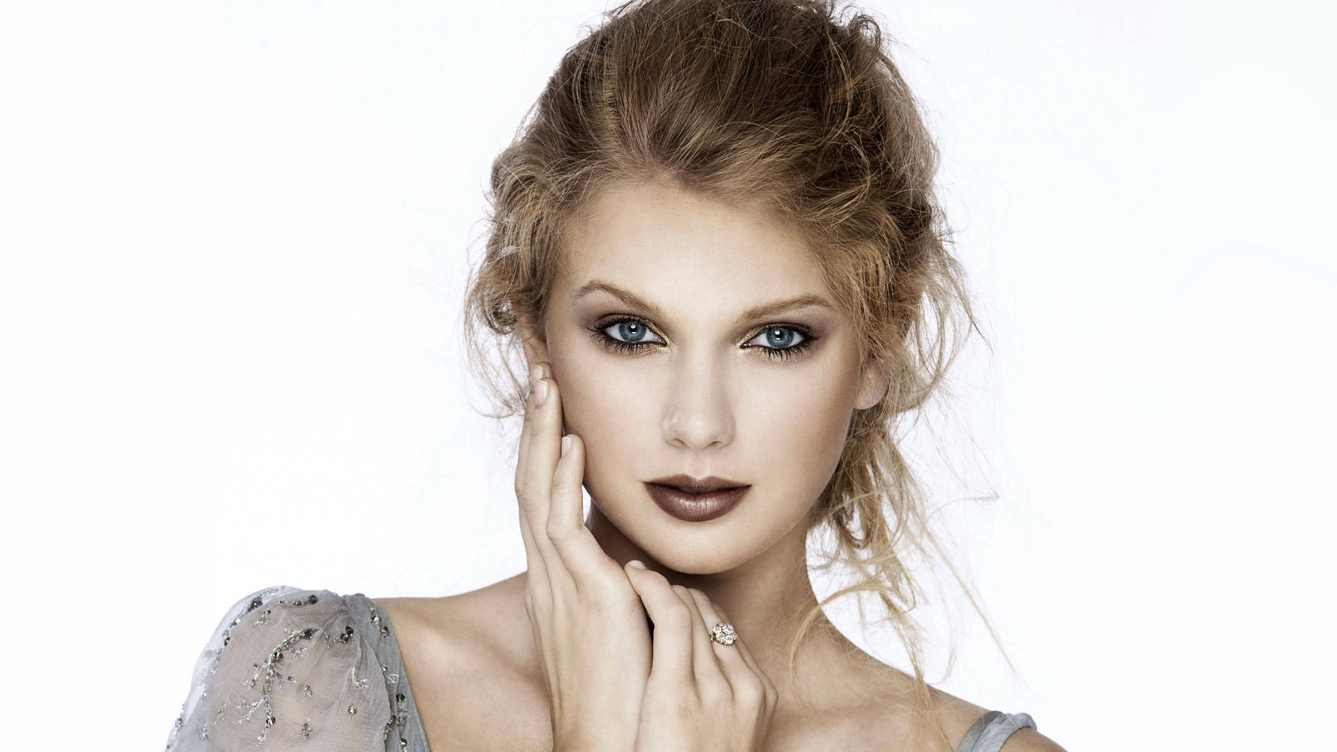 Taylor Swift nude grimeer en deurmekaar hare-knoets agtergrondfoto. — Taylor Swift Muurpapier