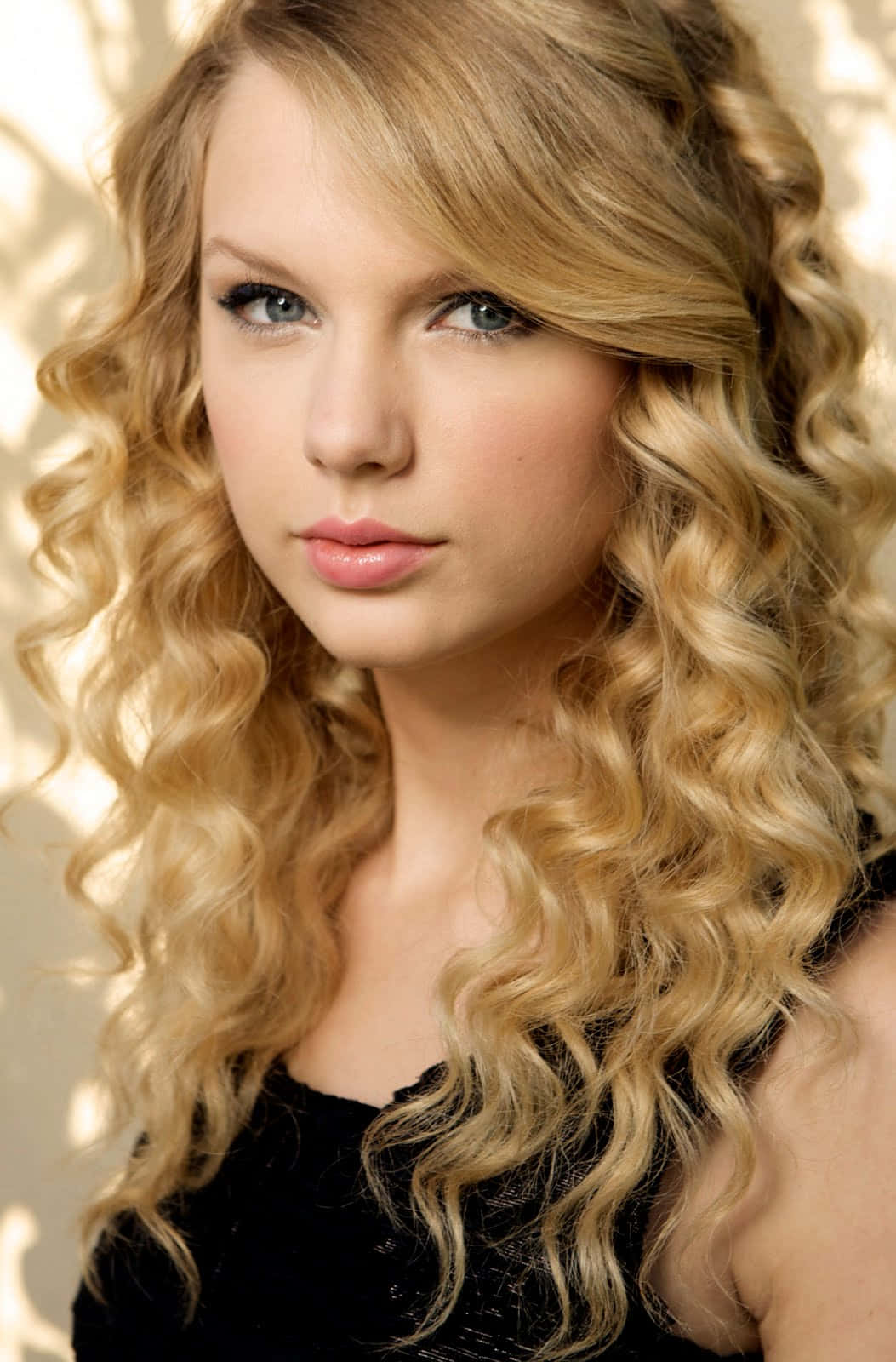 Taylor Swift wys haar pragtige glimlag Muurpapier
