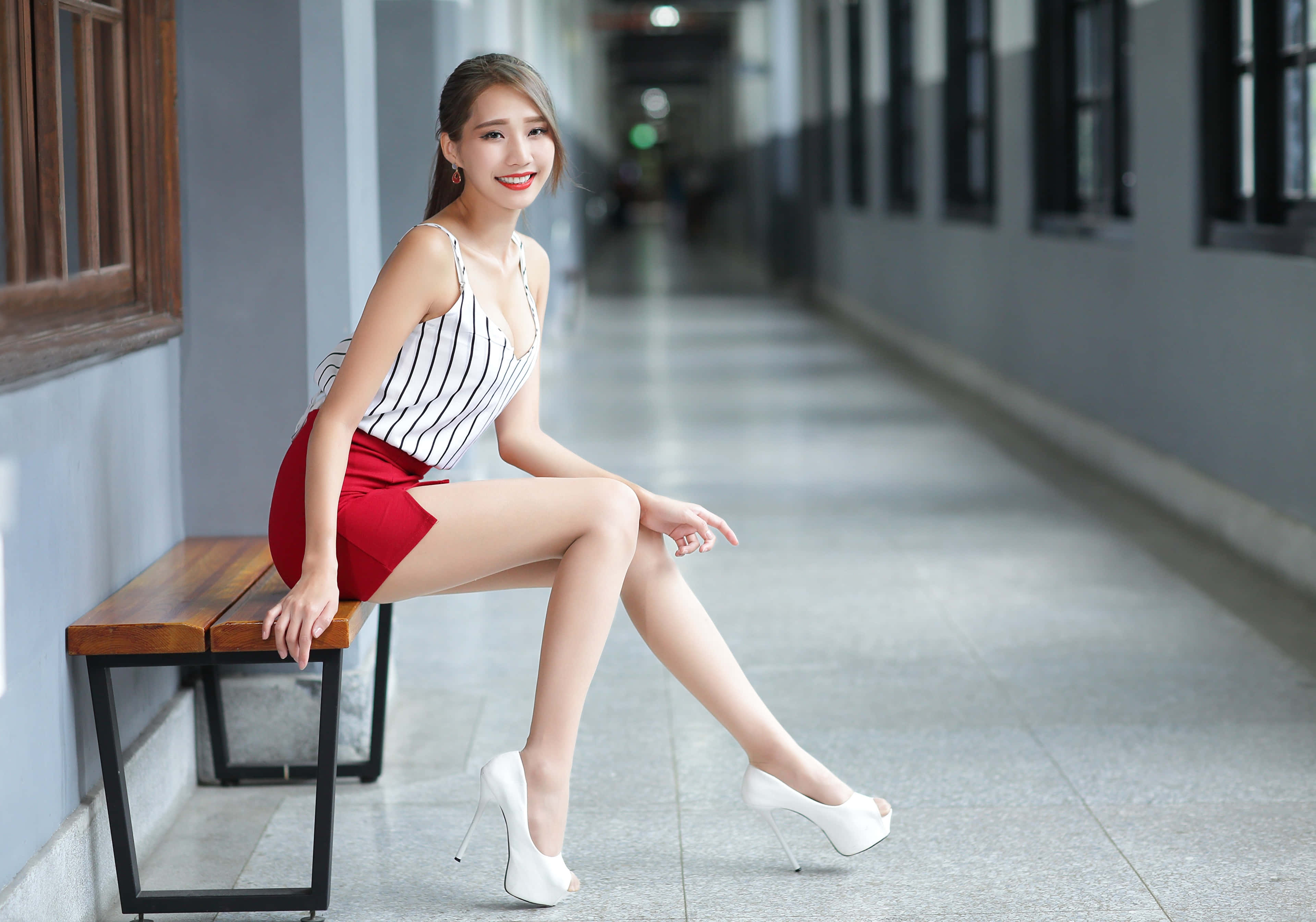 Thai Meisie met Wit Hoëhakskoene Muurpapier