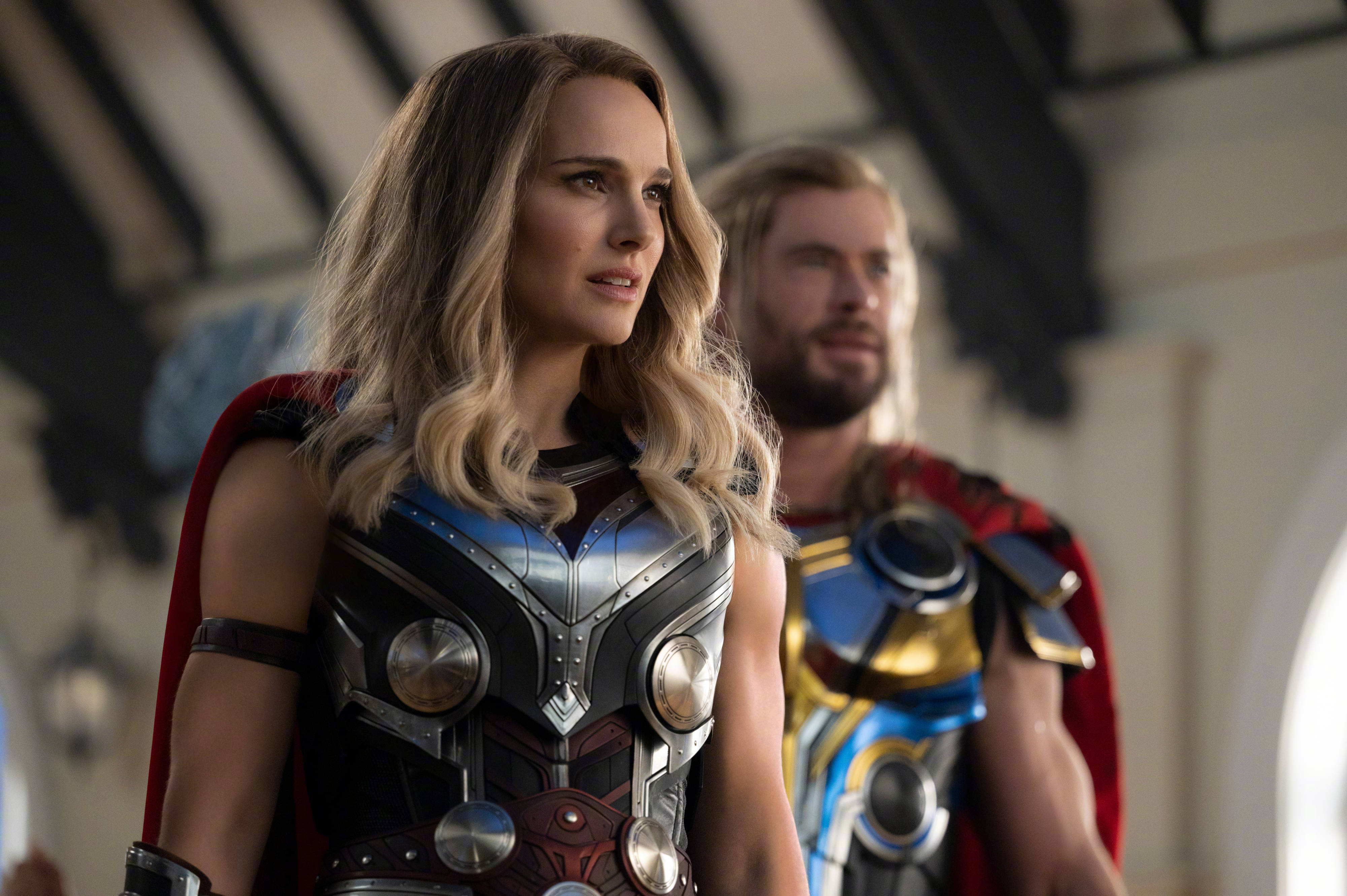 Thor Liefde En Donder Lady Thor Muurpapier