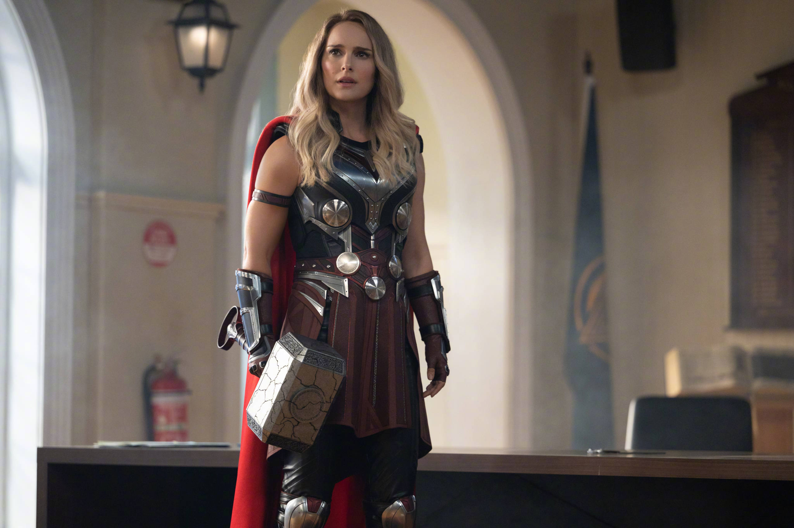 Thor Love And Thunder Verwarde Jane Muurpapier