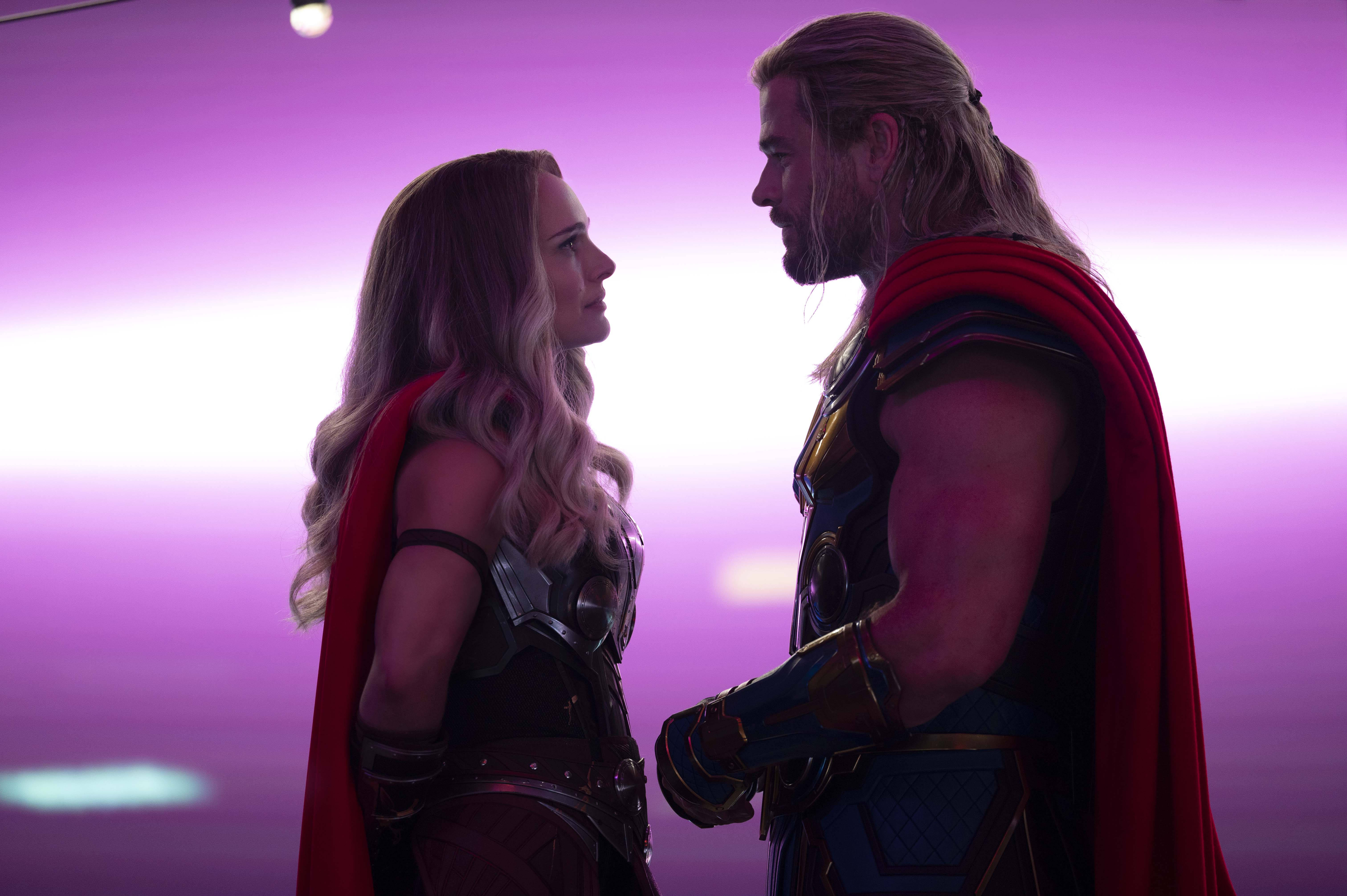 Thor Love And Thunder Herenigde Geliefdes Muurpapier