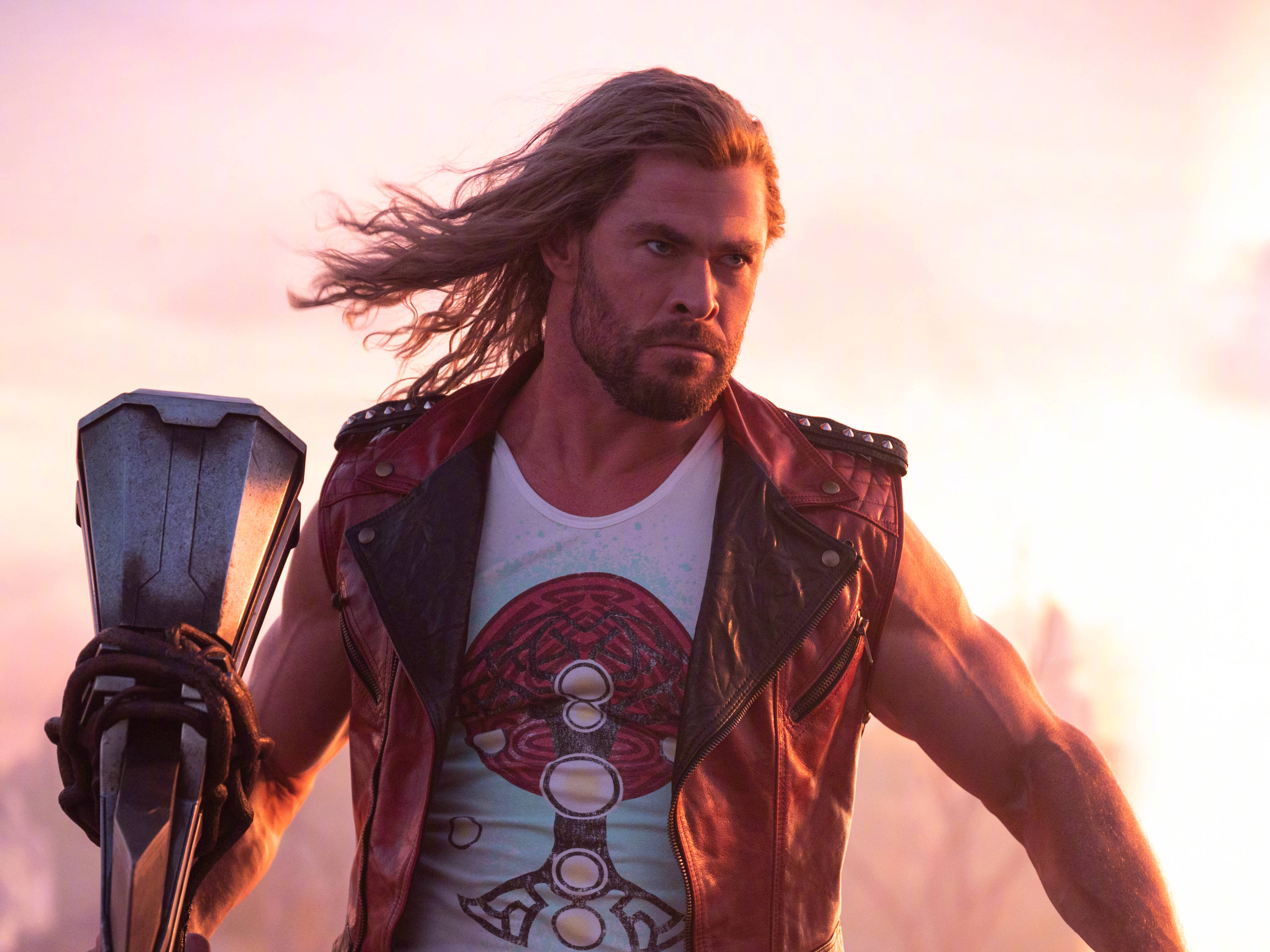 Thor Love And Thunder Vurige Thor Muurpapier