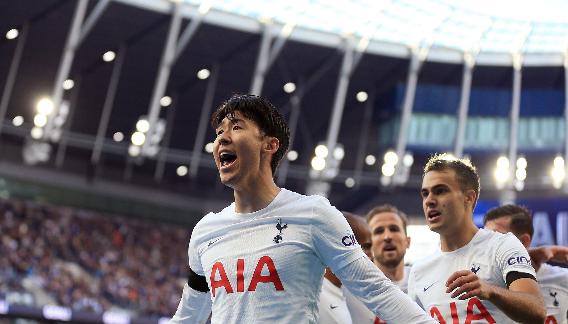 Tottenham Hotspurs FC Son Heung-Min Juig Muurpapier