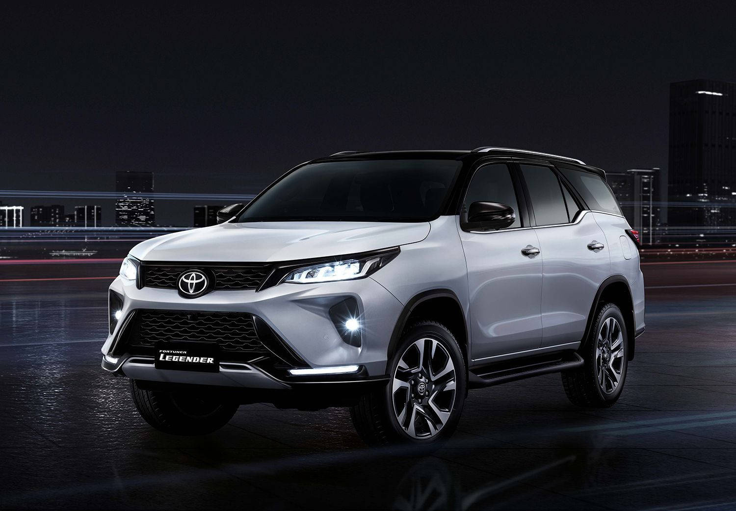 Toyota Fortuner Legender Pêrelwit Muurpapier