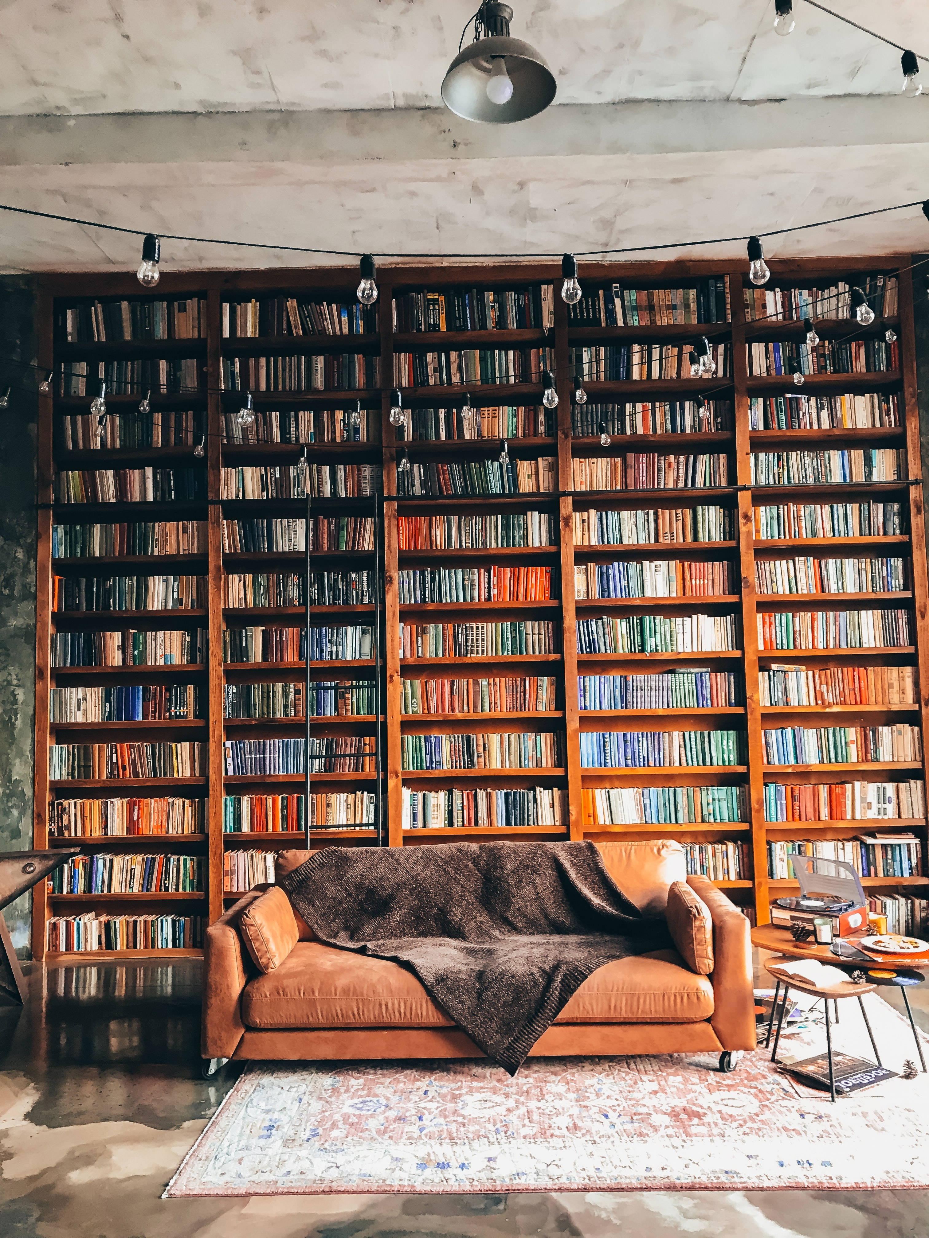 Tradisionele Biblioteek Binne met Knus Bankie Muurpapier
