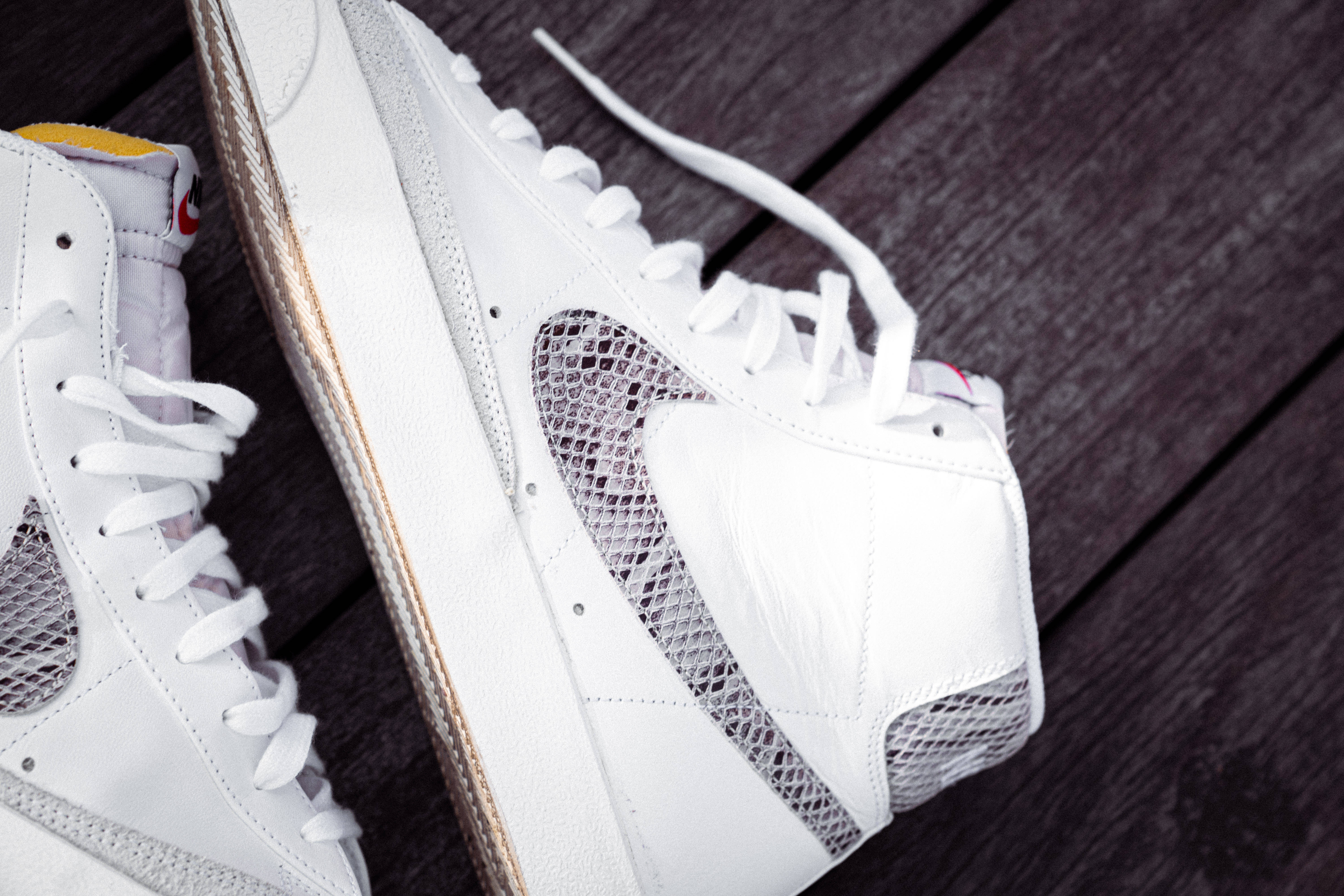 Trendstellende Koel Nike Sneakers Muurpapier