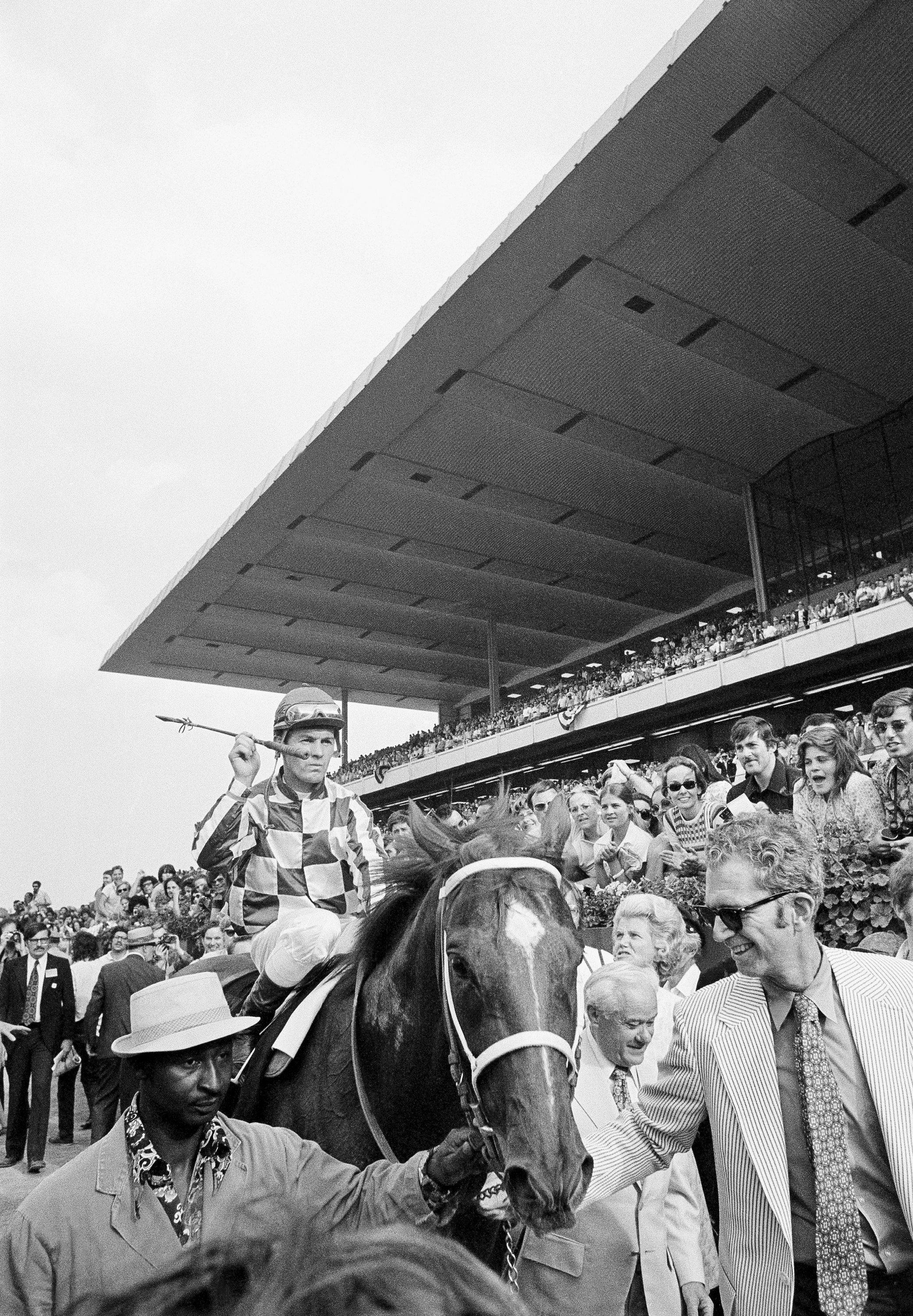 Triomf Oomblik: Secretariat Wen 'n Wedren Muurpapier