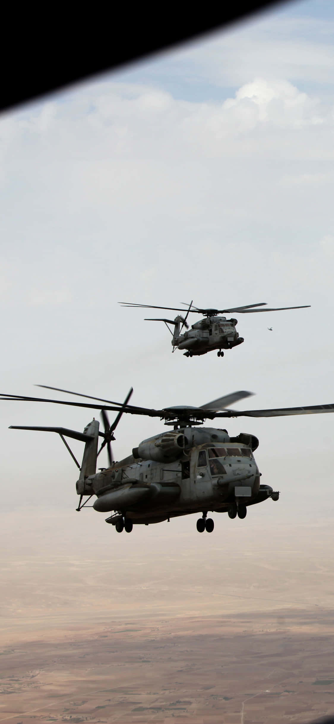 twee helikopters wat in die lug vlieg Muurpapier