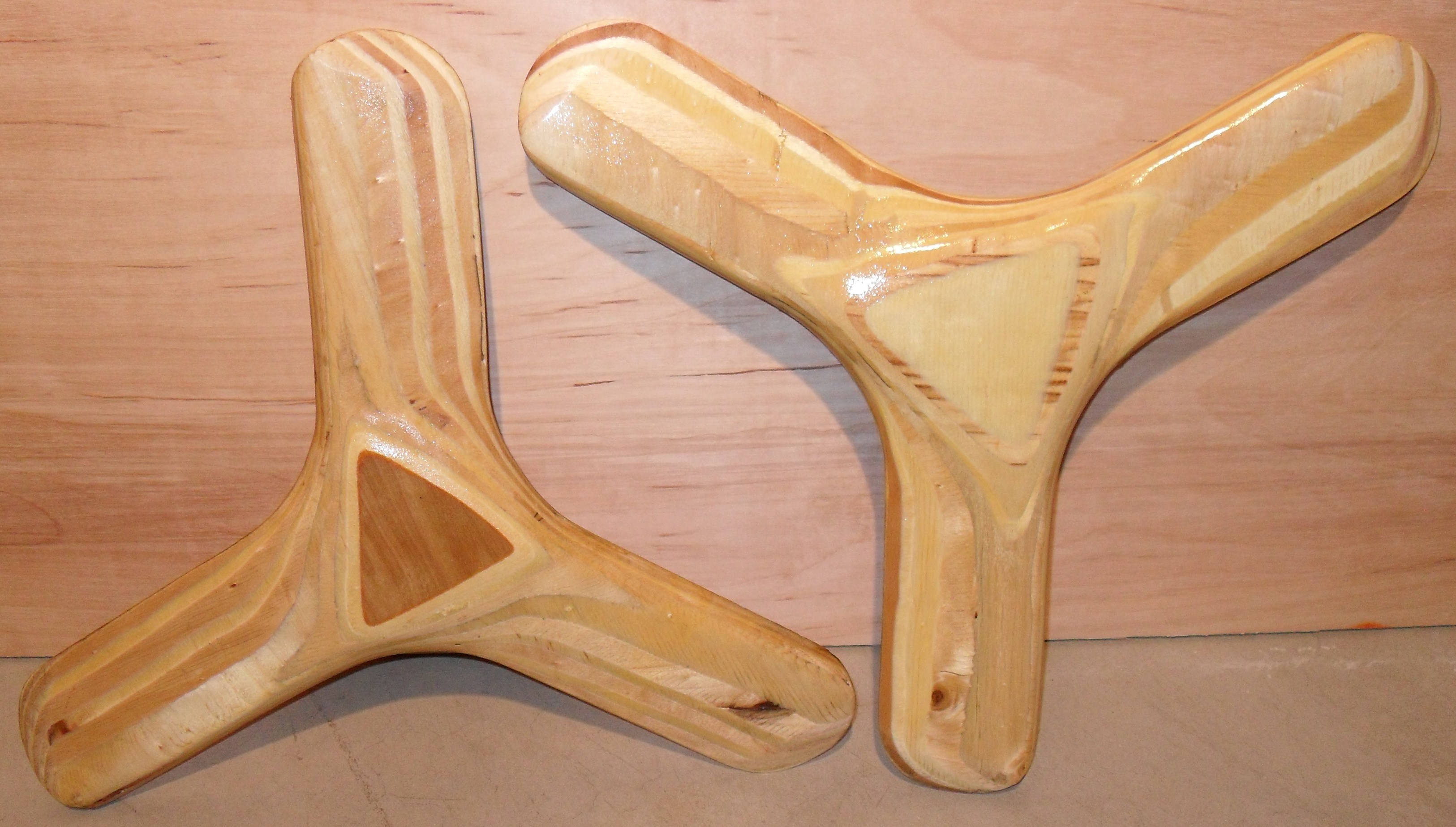 Twee Hout Boemerangs Muurpapier