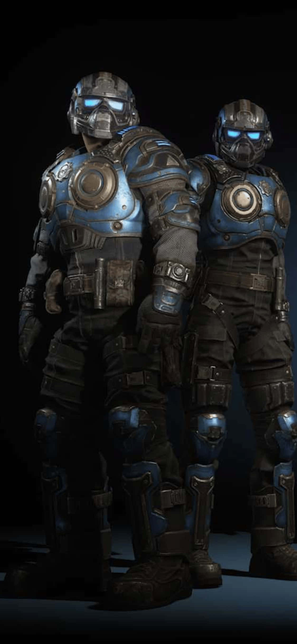 twee mans in blou Gears of War-pakke wat langs mekaar staan Muurpapier