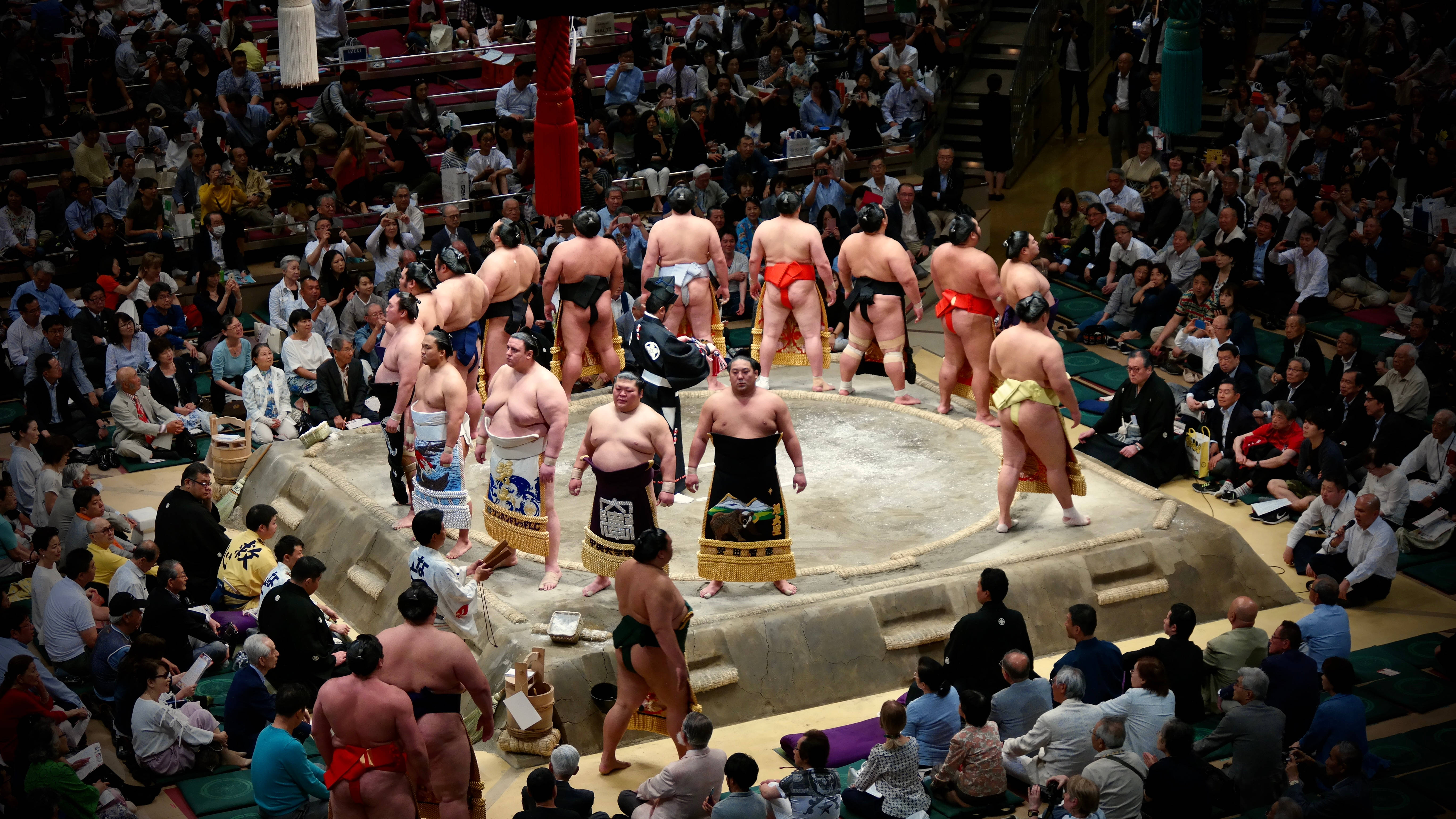 Twee Sumo Stoeiers Bots in 'n Tradisionele Japannese Arena Muurpapier