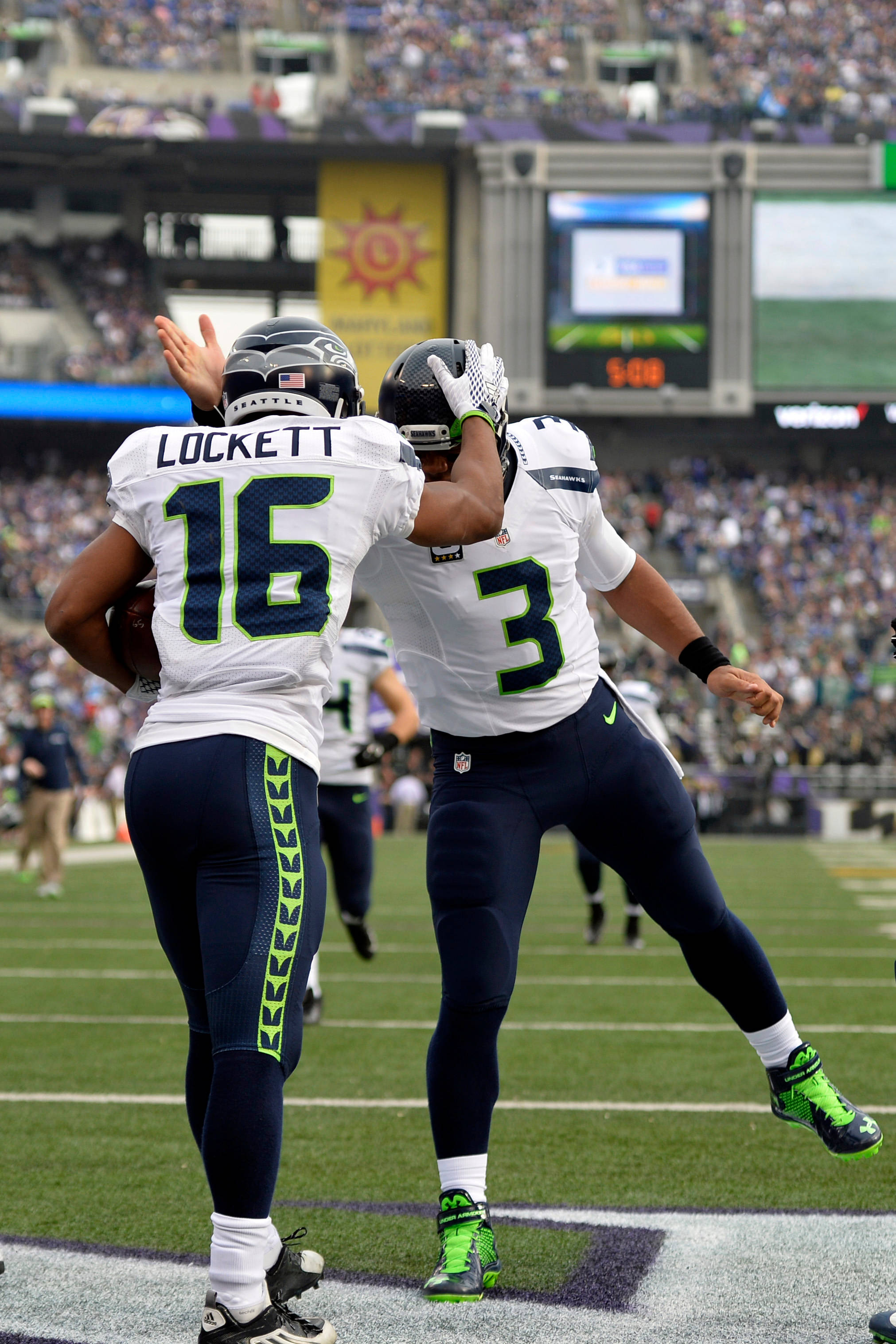 Tyler Lockett Russell Wilson Sokkerspeler Seattle Seahawks Muurpapier