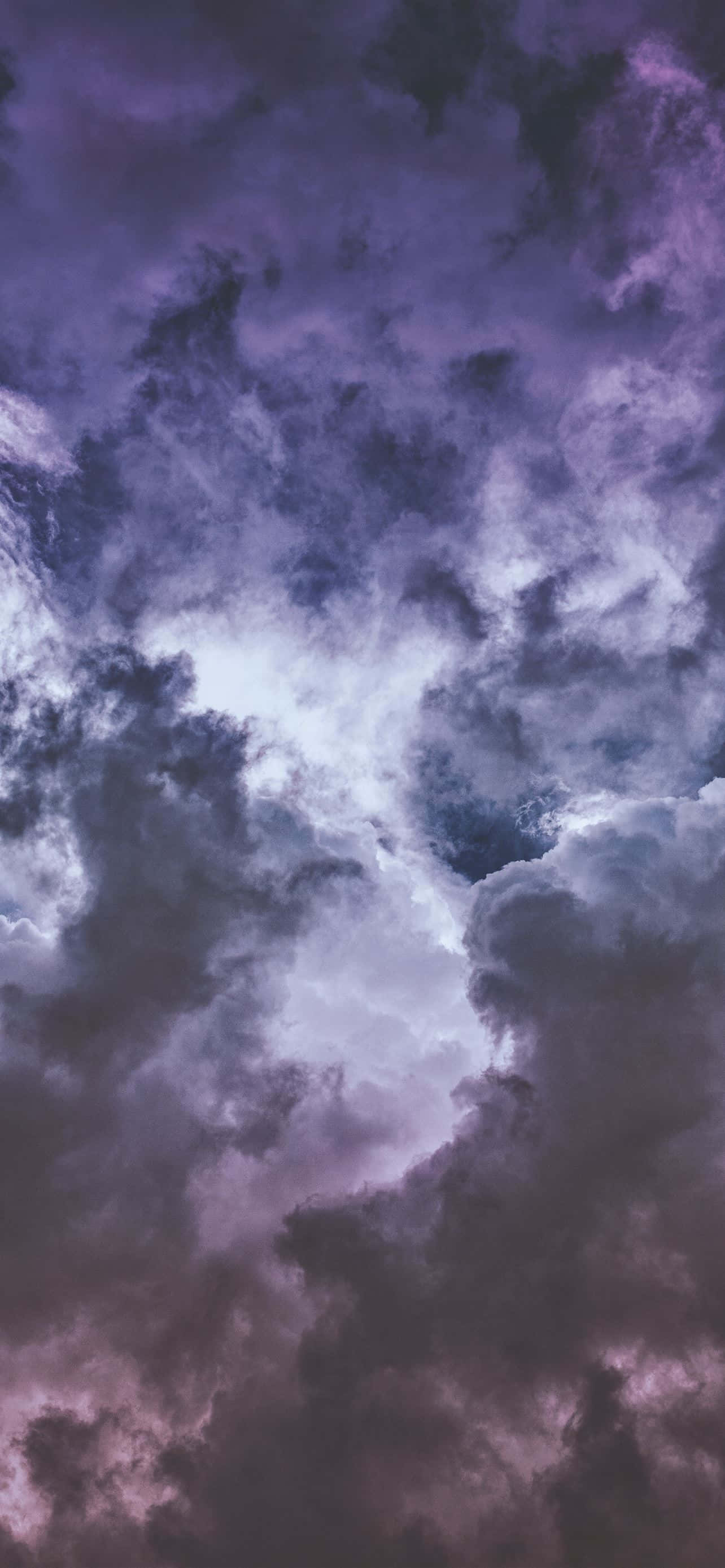 Uitnodigende Wolke op 'n Sonnige Dag Muurpapier