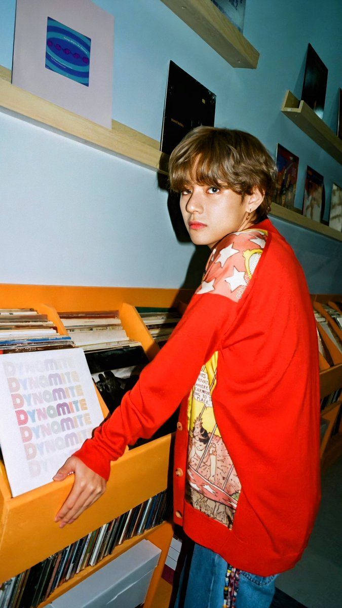 V met BTS Dynamite Vinylplaat Muurpapier
