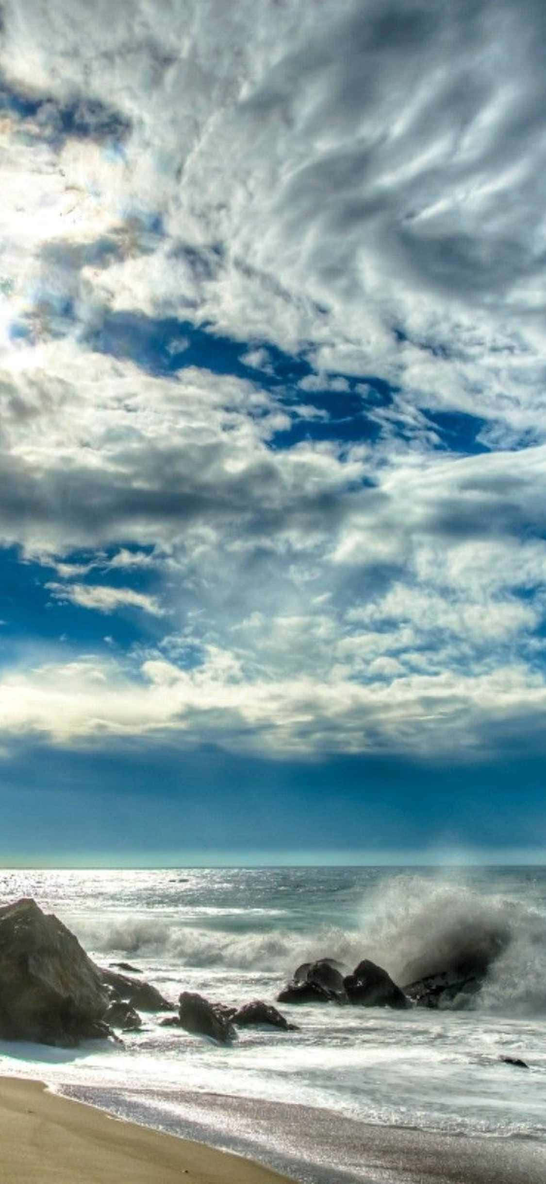 Vang die goue sonsondergange van Malibu op jou iPhone Xs! Muurpapier