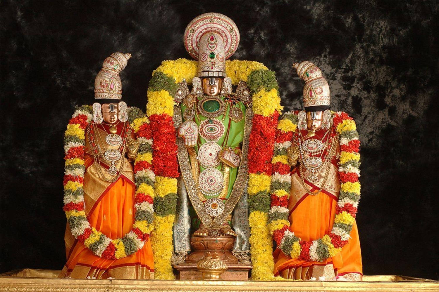 Venkateswara Swamy Met Sridevi En Bhudevi Muurpapier