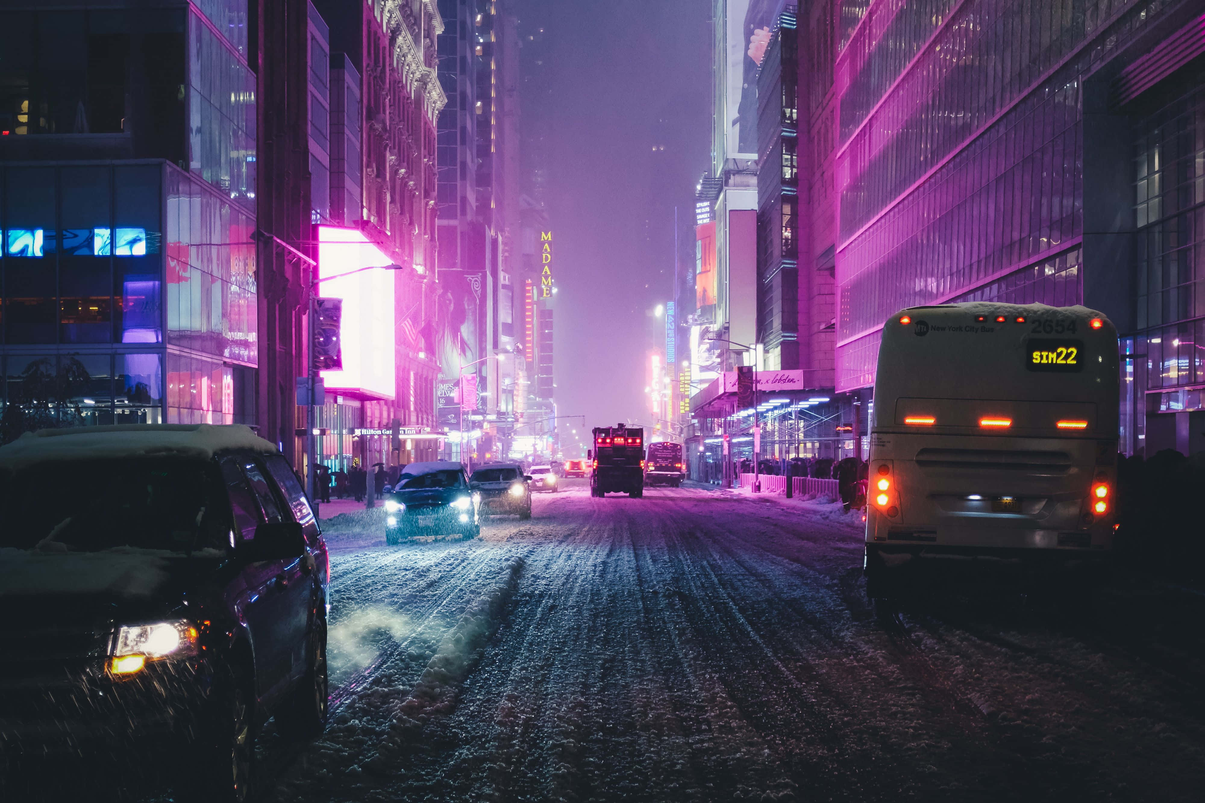 Verken al die energie en lewe van Neon City Muurpapier