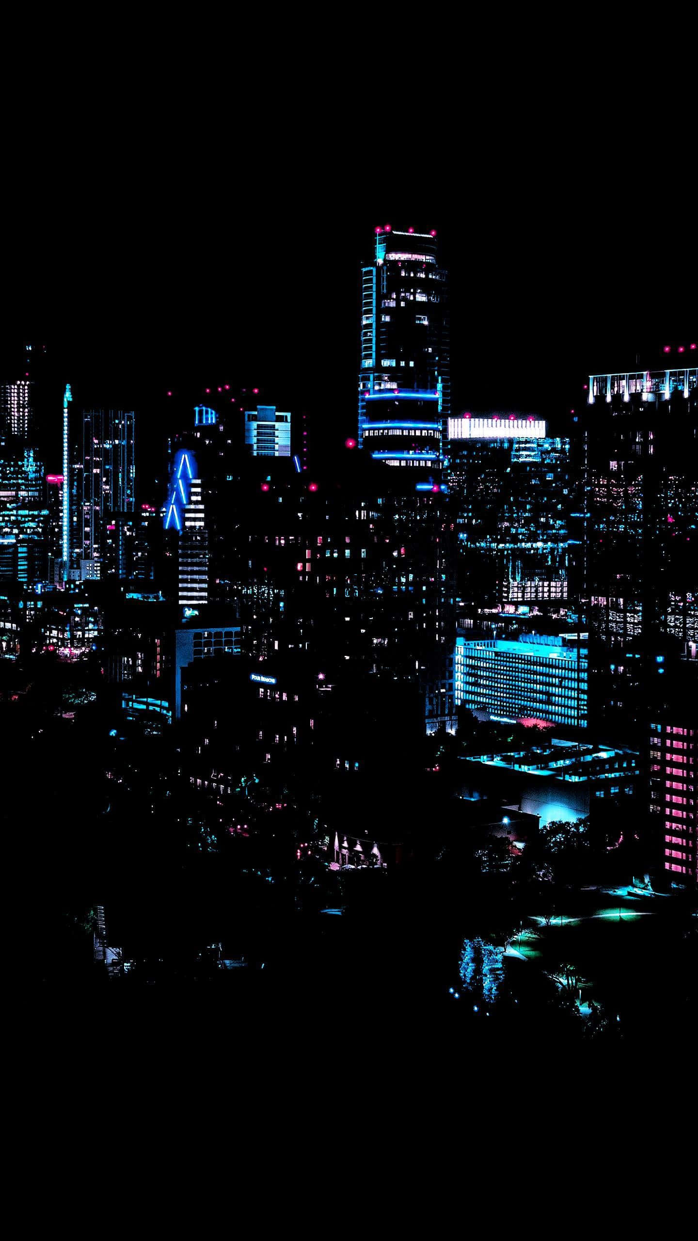 Verken die lewendige, verligte strate van Neon City Muurpapier