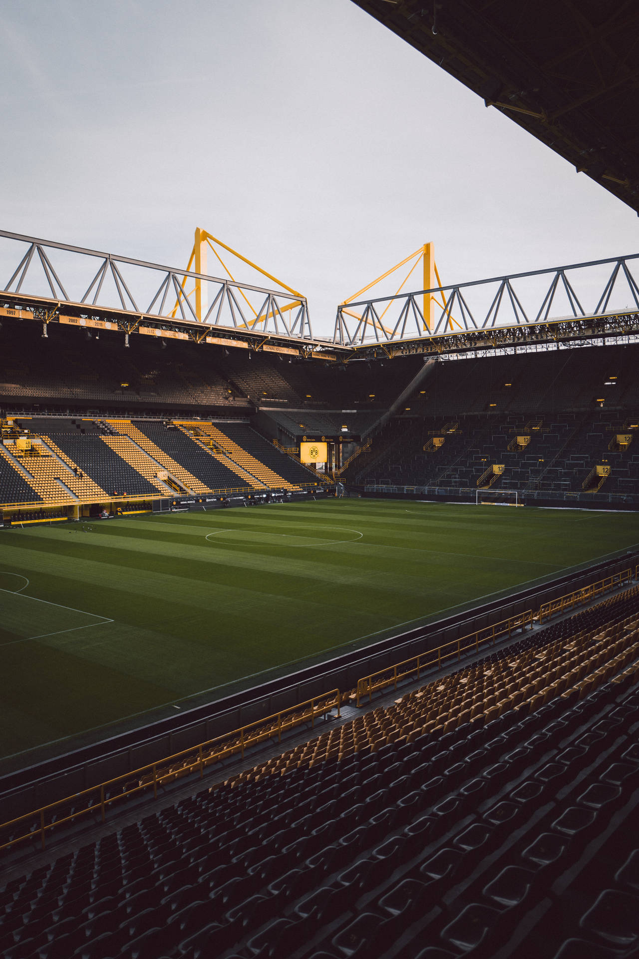 Leë sokkerstadion verlig deur sonlig selfoon muurpapier. — Sokker GIF Muurpapier