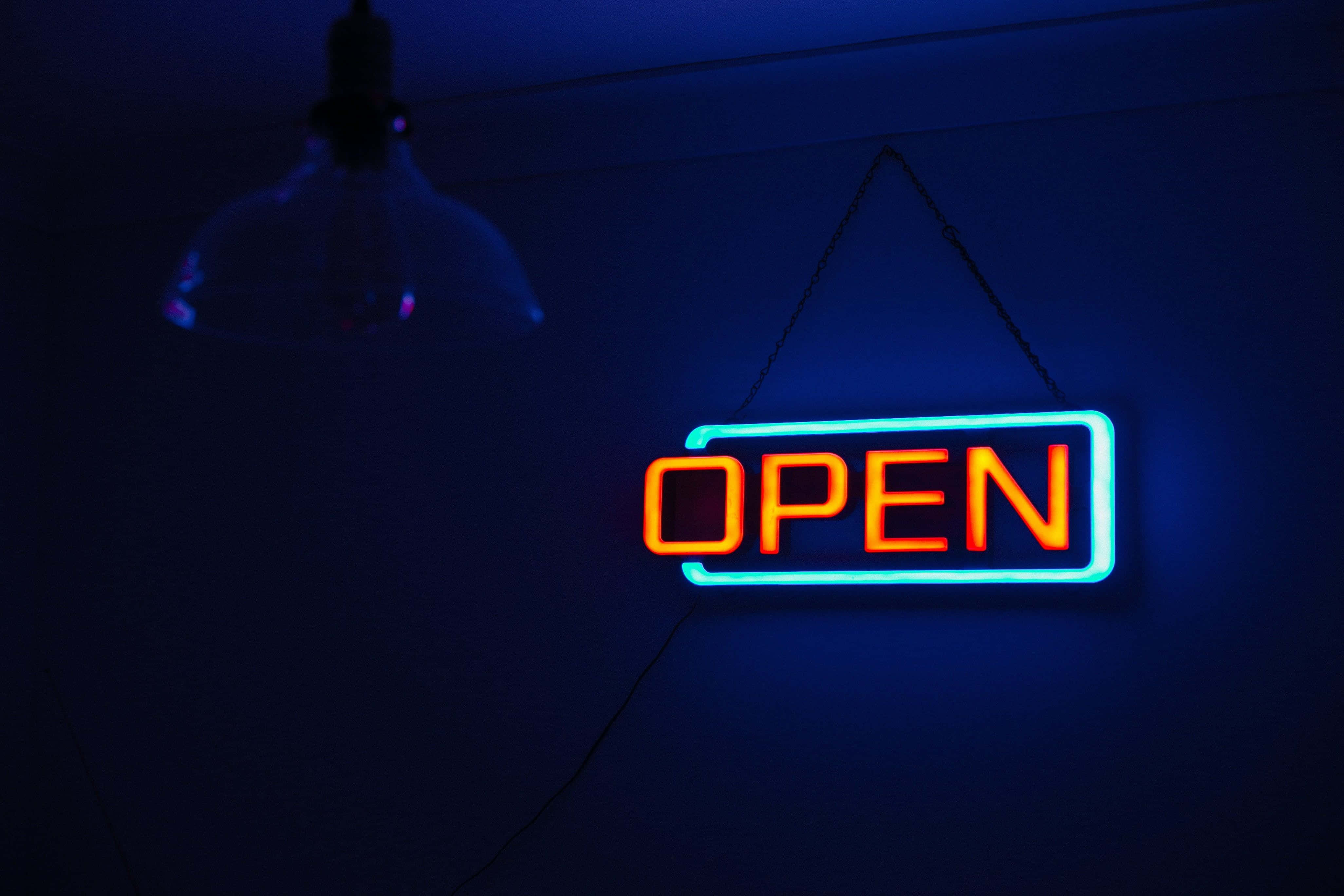 Verlig die Nag met Kleurvolle Neon Muurpapier