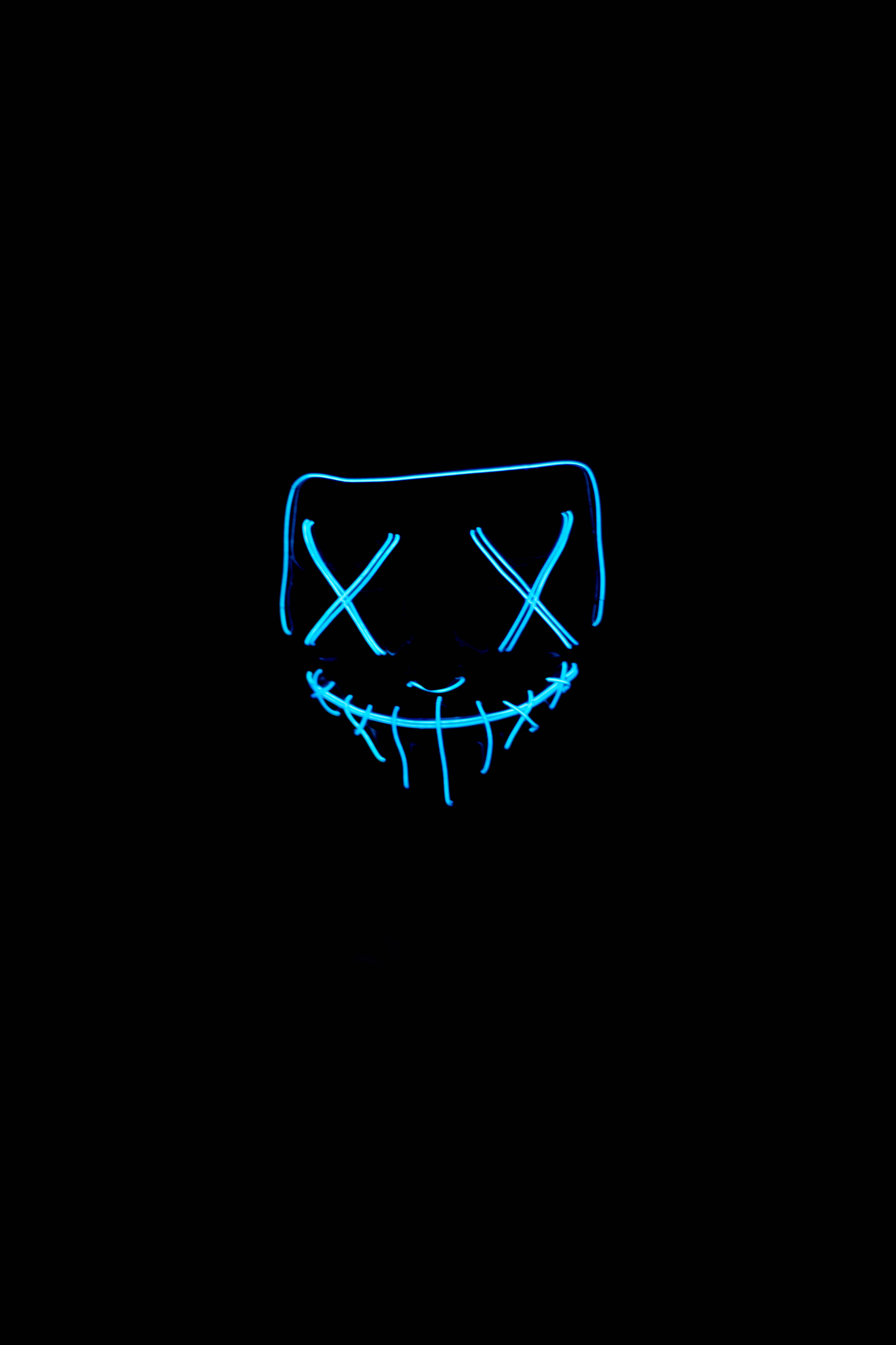 Verlig die nag met 'n innoverende, blou LED Halloween-masker van Dim. Muurpapier