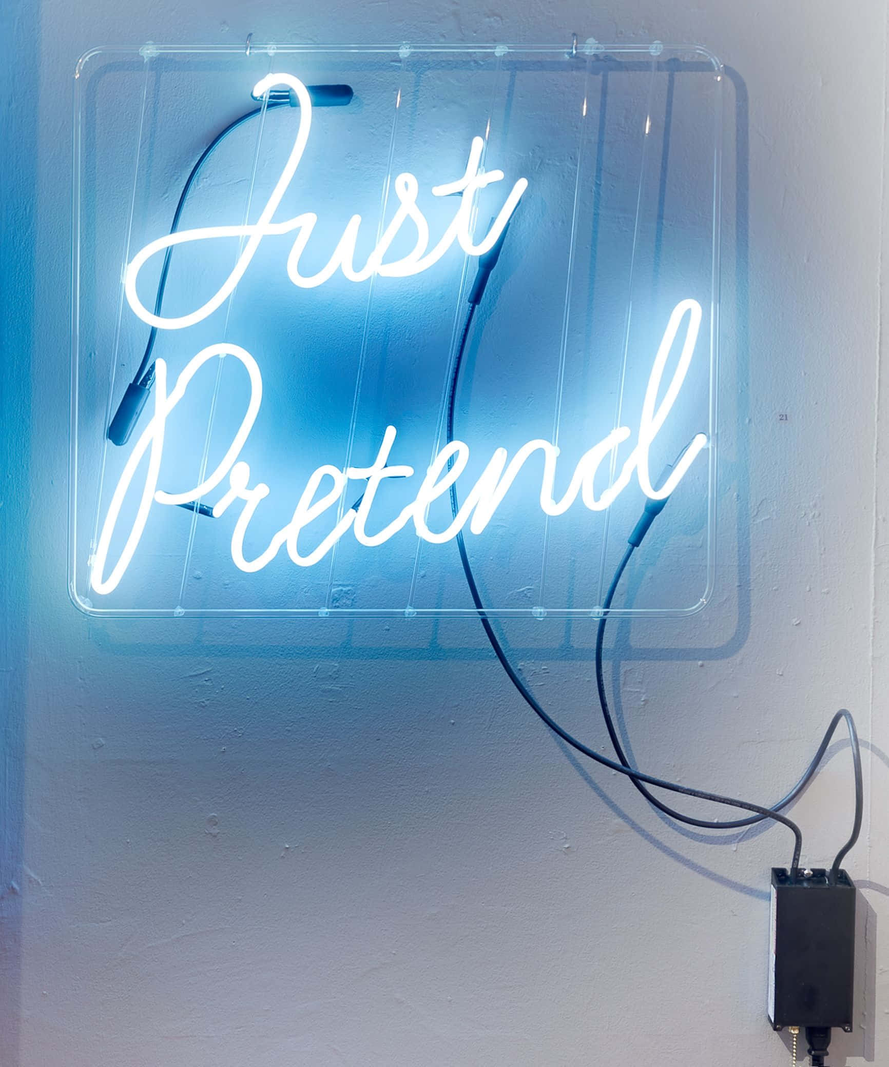 Verlig jou bui en estetiek met neonblou Muurpapier