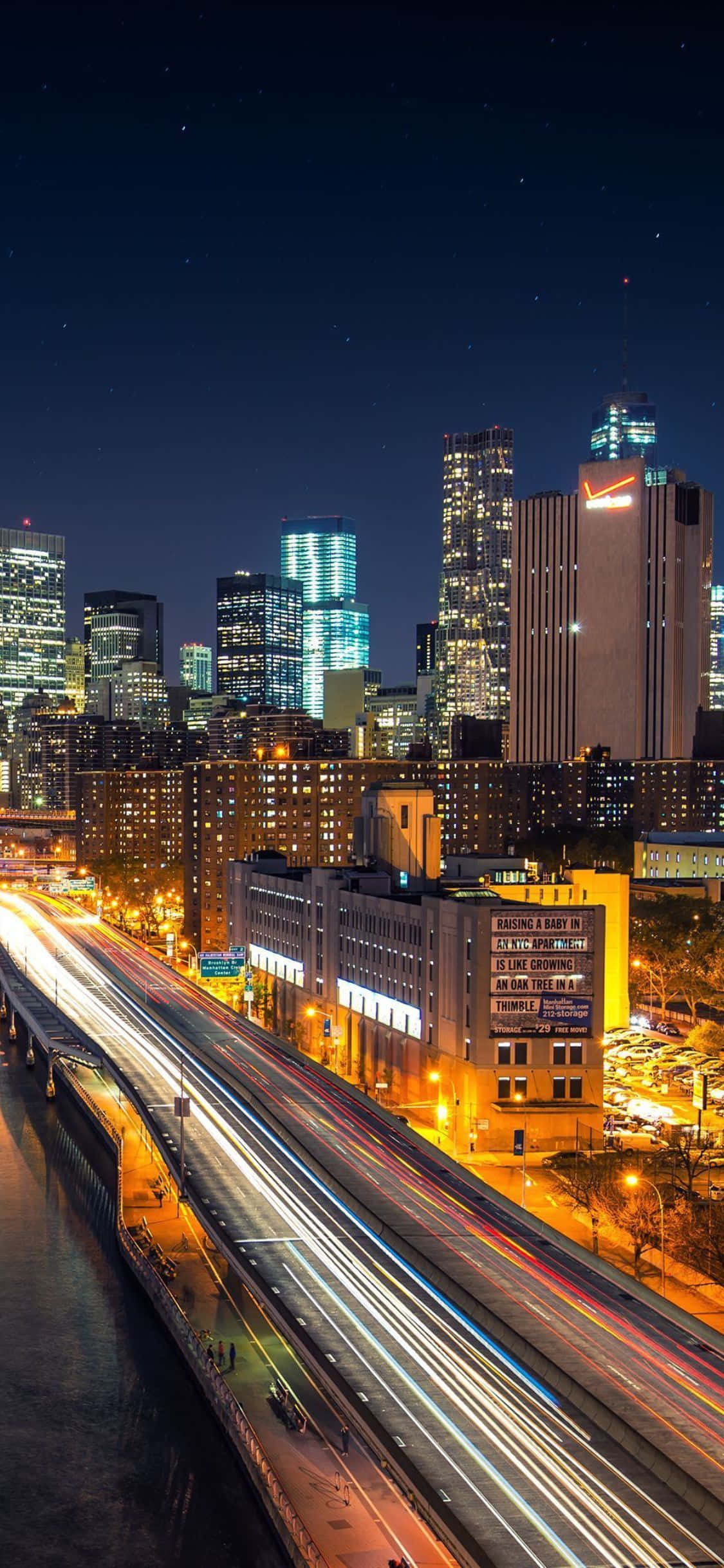 Verlig Jou iPhone Xs Met Die Neonligte Van New York Stad Muurpapier