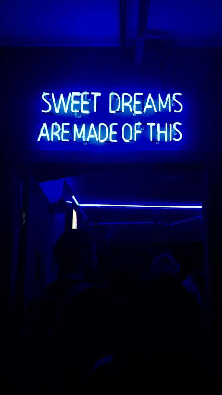 Verlig jou ruimte met 'n gewaagde Neon Blou Estetiek Muurpapier