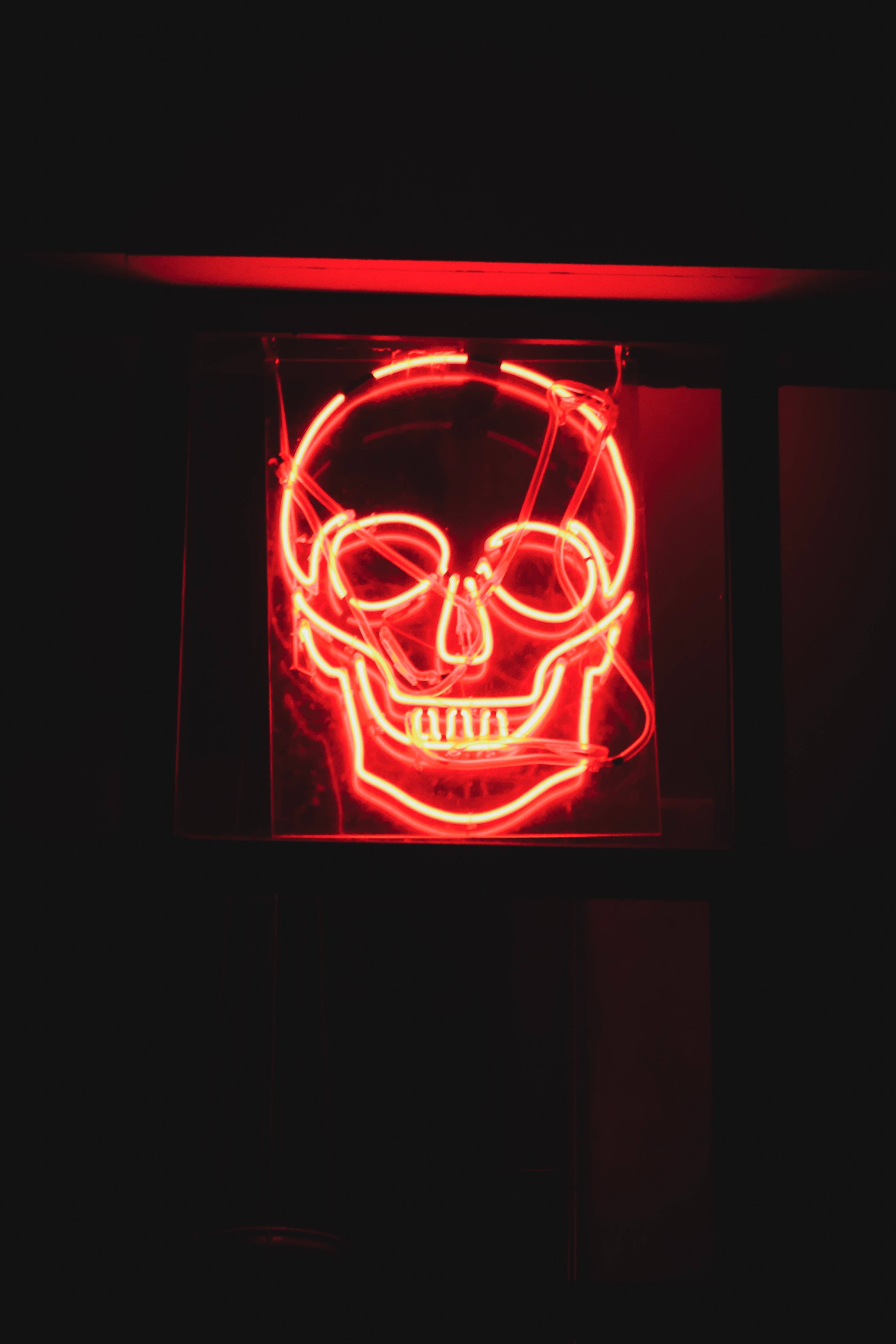 Verlig Jou Wêreld met 'n Neon Skedel Muurpapier