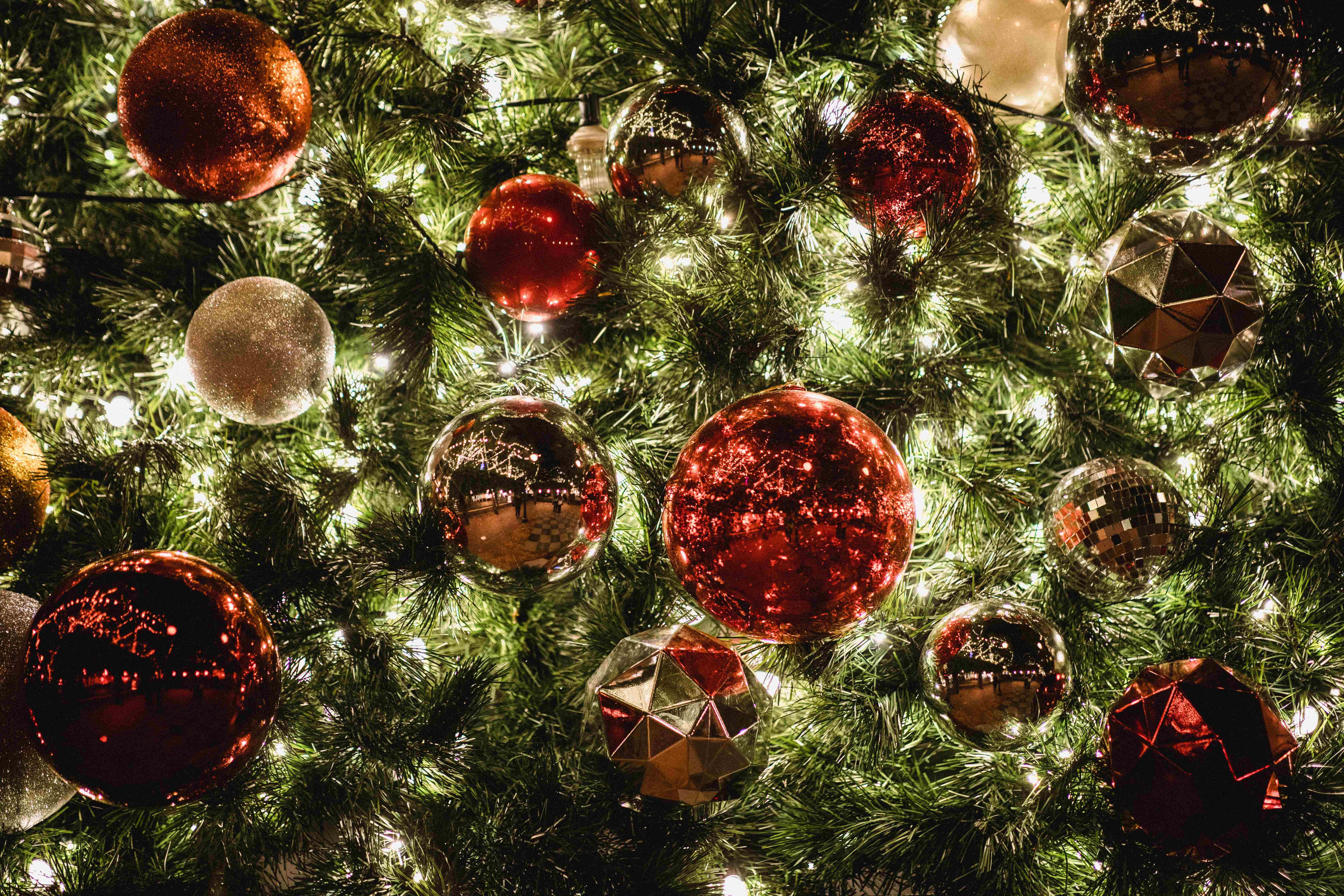 Versierde Boom Nabyfoto Kersfees Toneel Agtergrond Muurpapier
