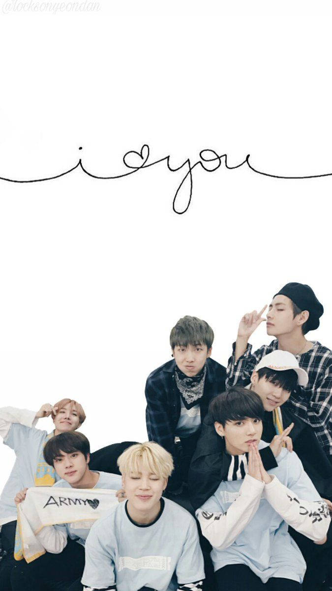 BTS-seunskoorlede V, Jungkook, Jimin, Suga, Jin, Rm en J-hope in wit gemaklike drag met minimalistiese agtergrond.