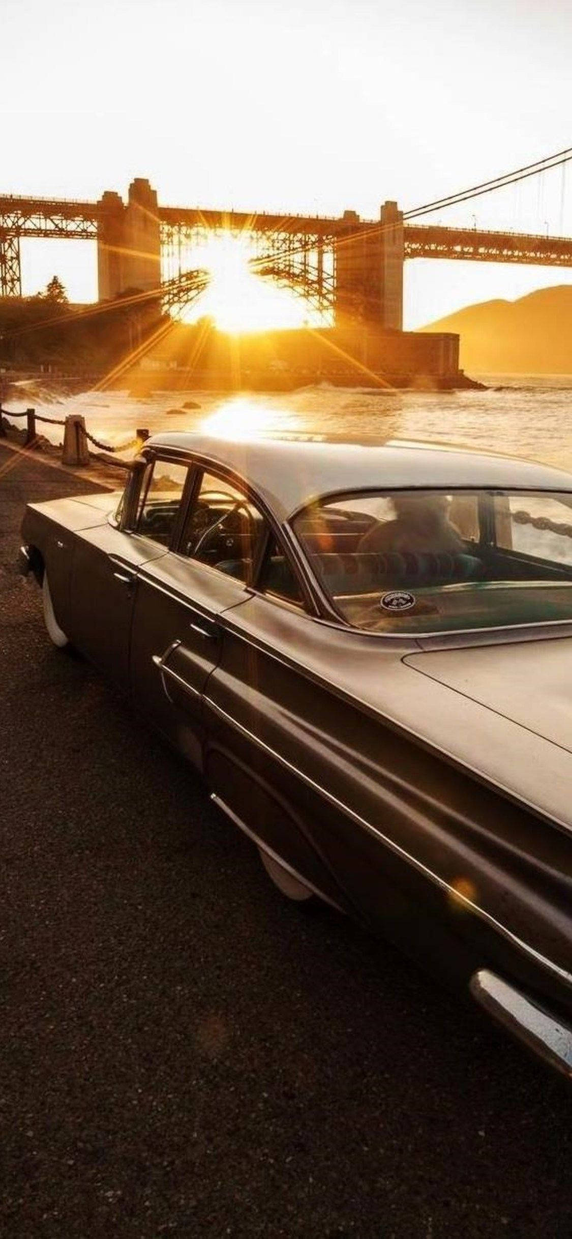 Vertikale Vintage Cadillac Sonsondergang Muurpapier